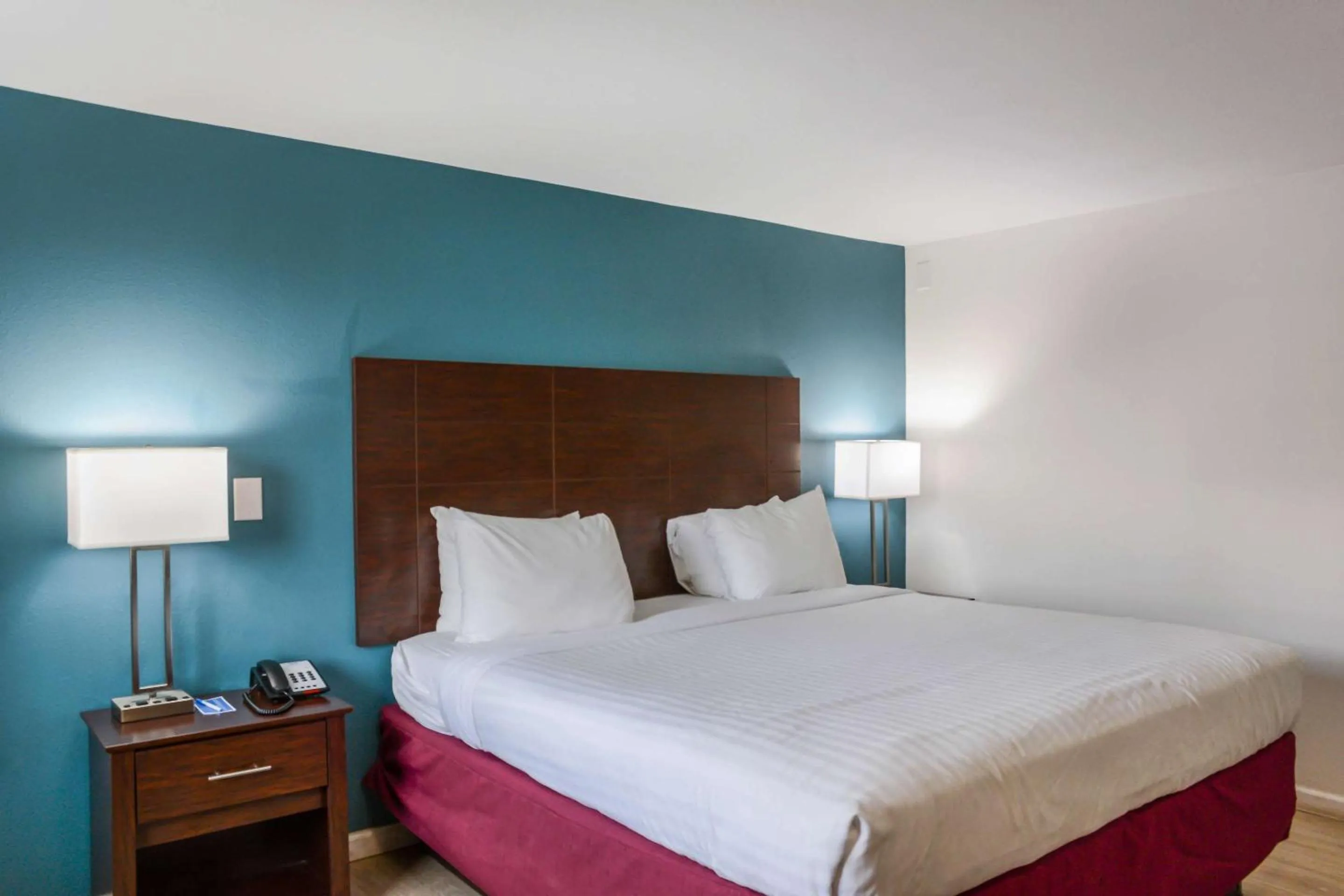 Bedroom, Bed in Rodeway Inn Milford