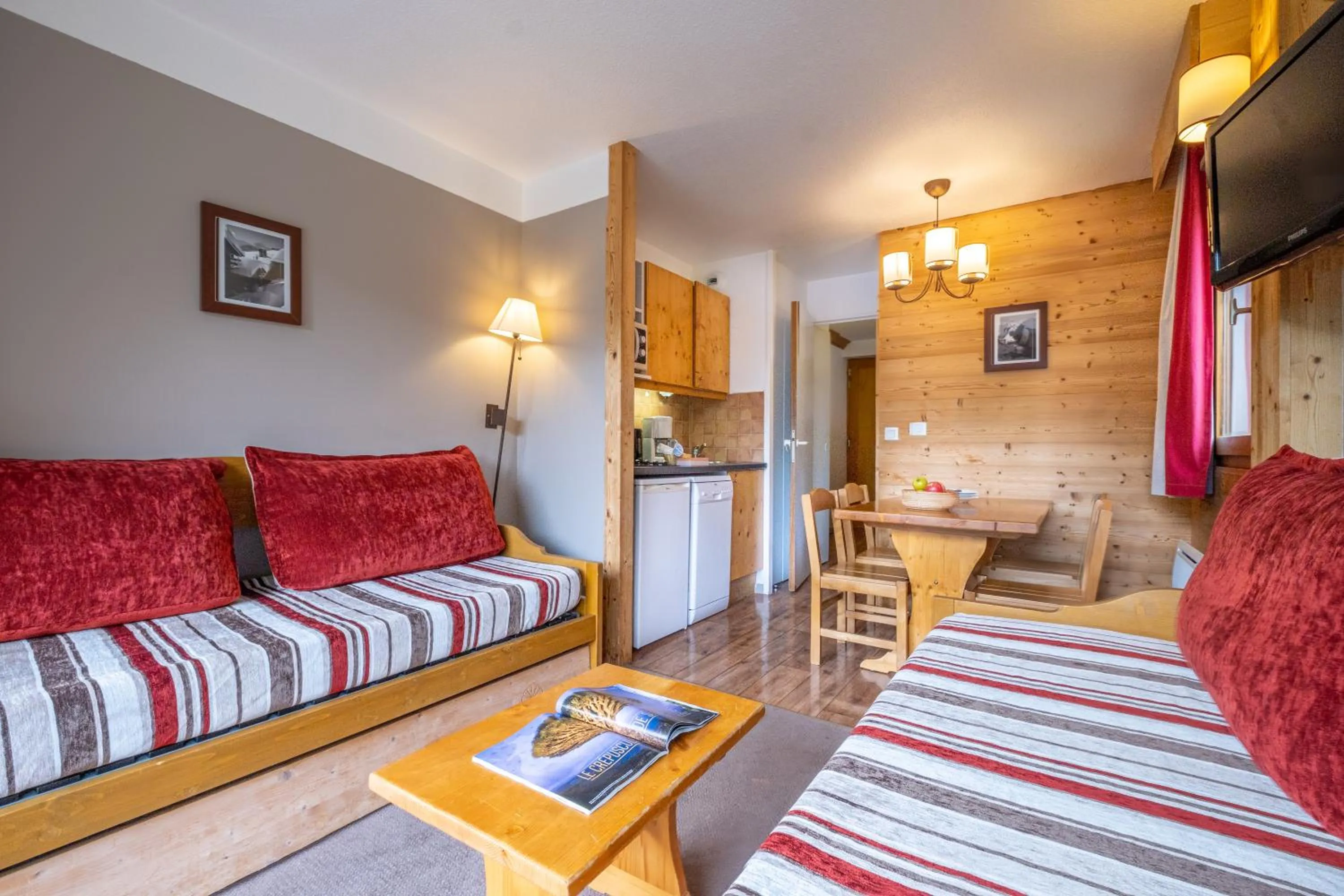 Kitchen or kitchenette, Bed in Résidence Pierre & Vacances Les Sentiers du Tueda