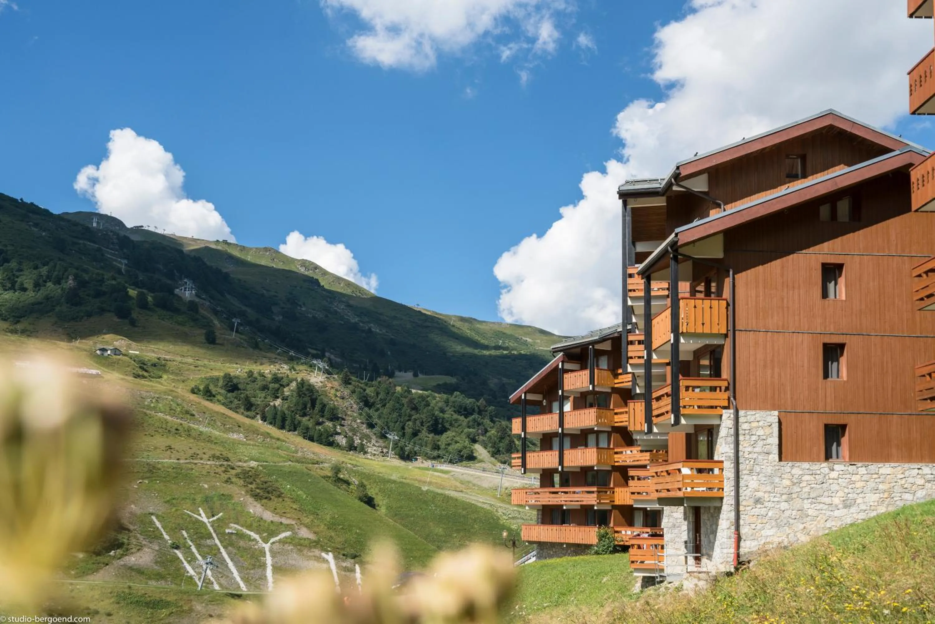 Property building in Résidence Pierre & Vacances Les Sentiers du Tueda