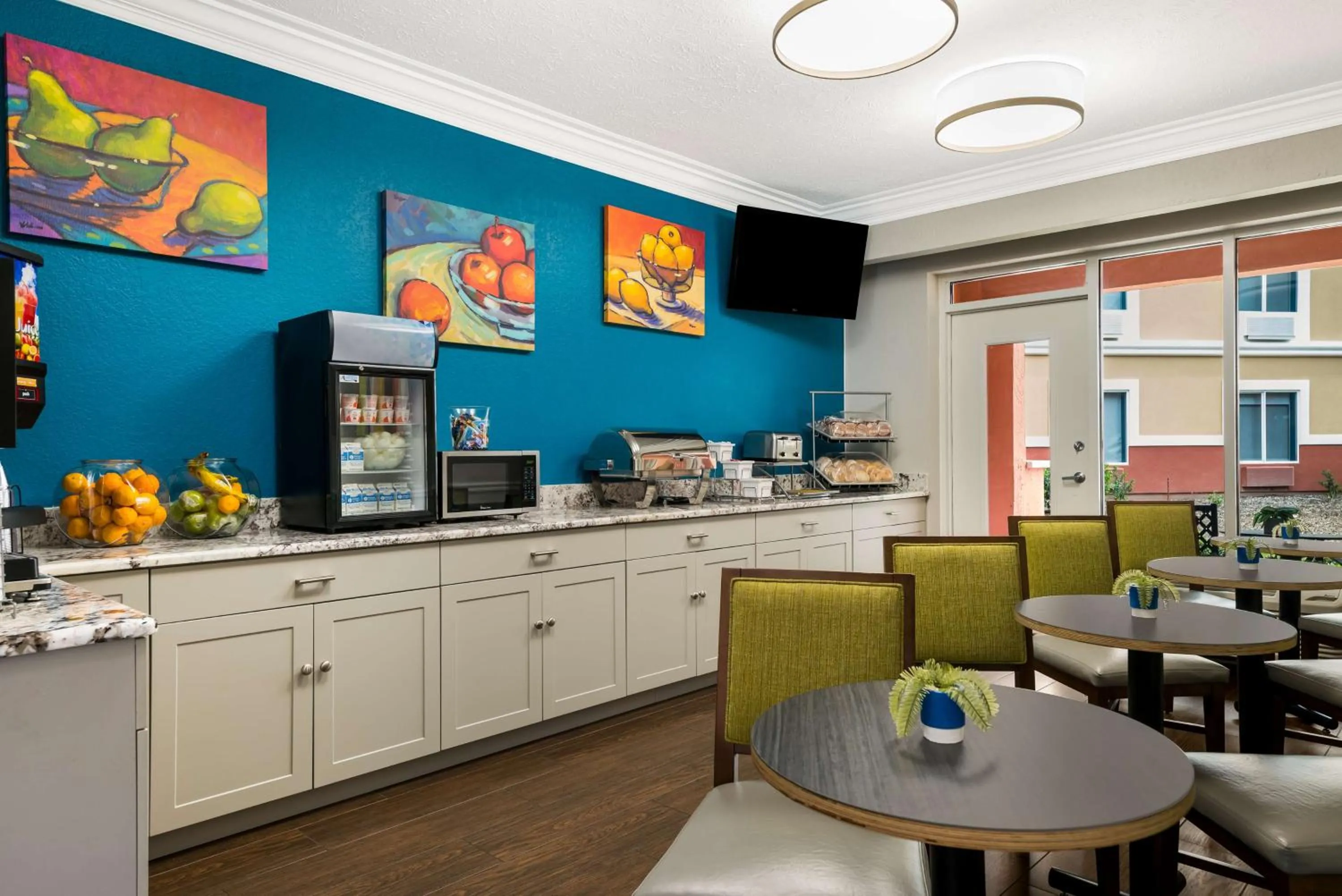 Breakfast in SureStay Plus Hotel by Best Western The Villages