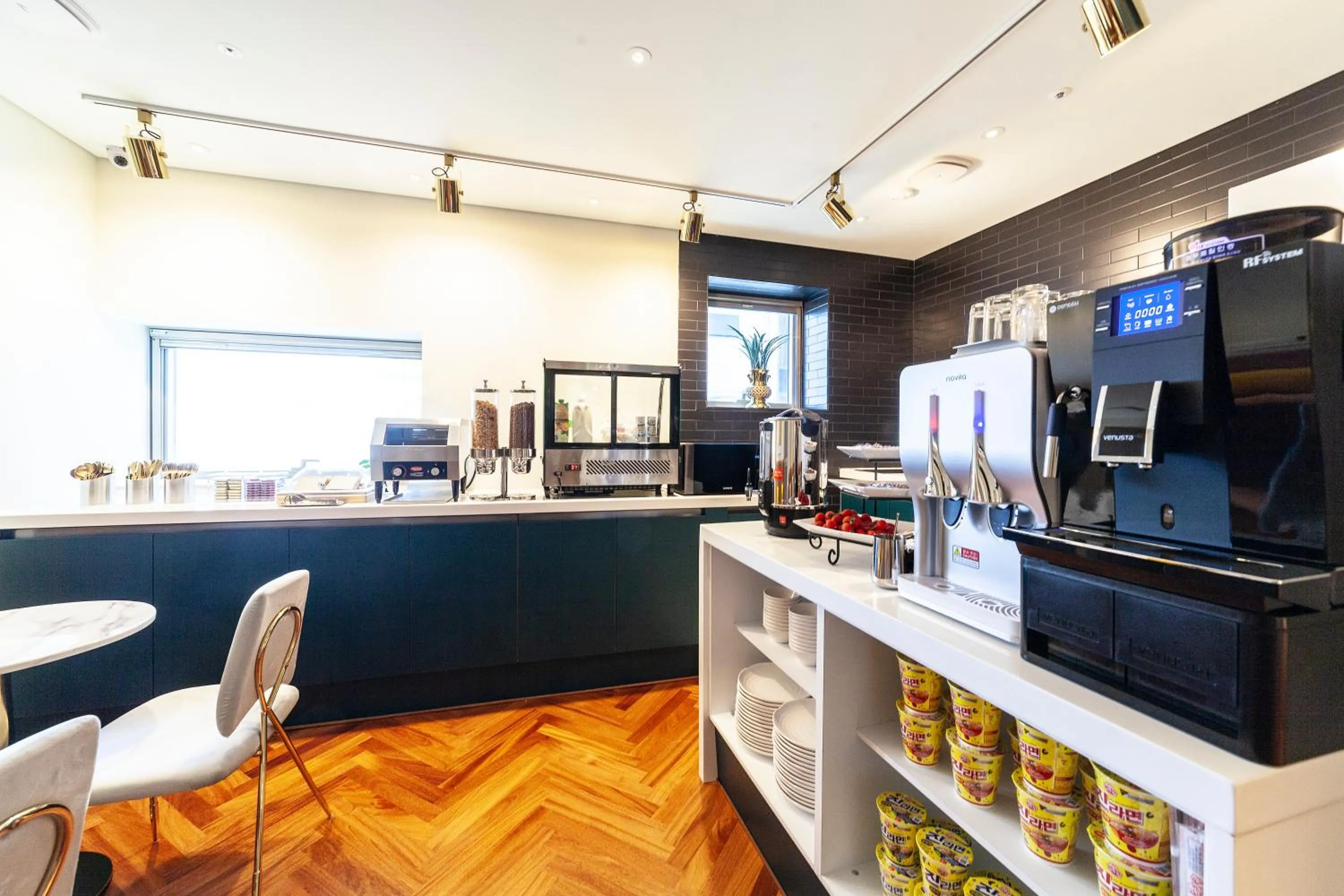 Kitchen or kitchenette in Ocean 2Heaven Hotel Busan