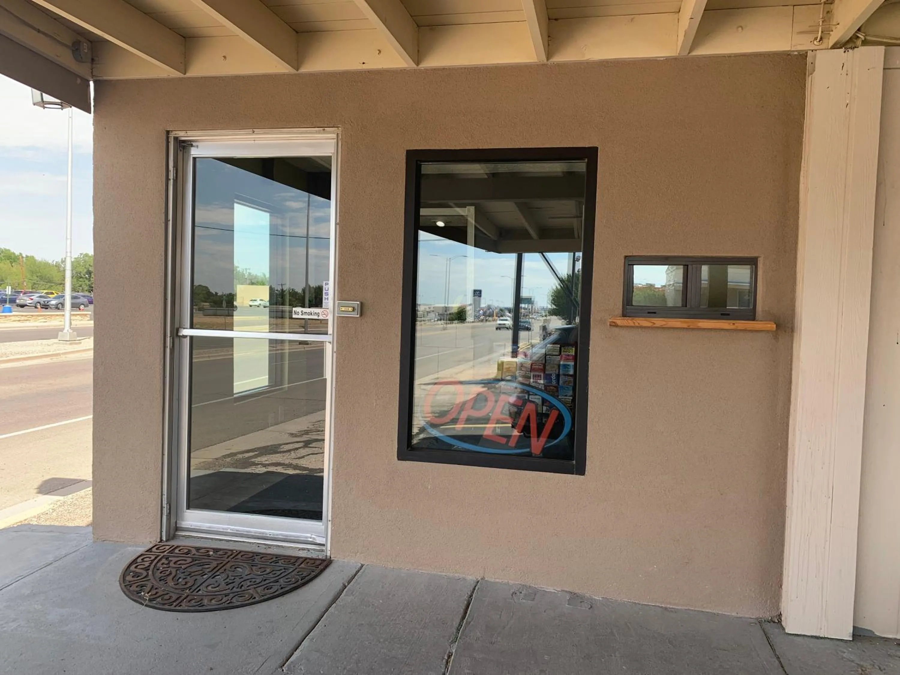 Facade/entrance in Mayo Inn