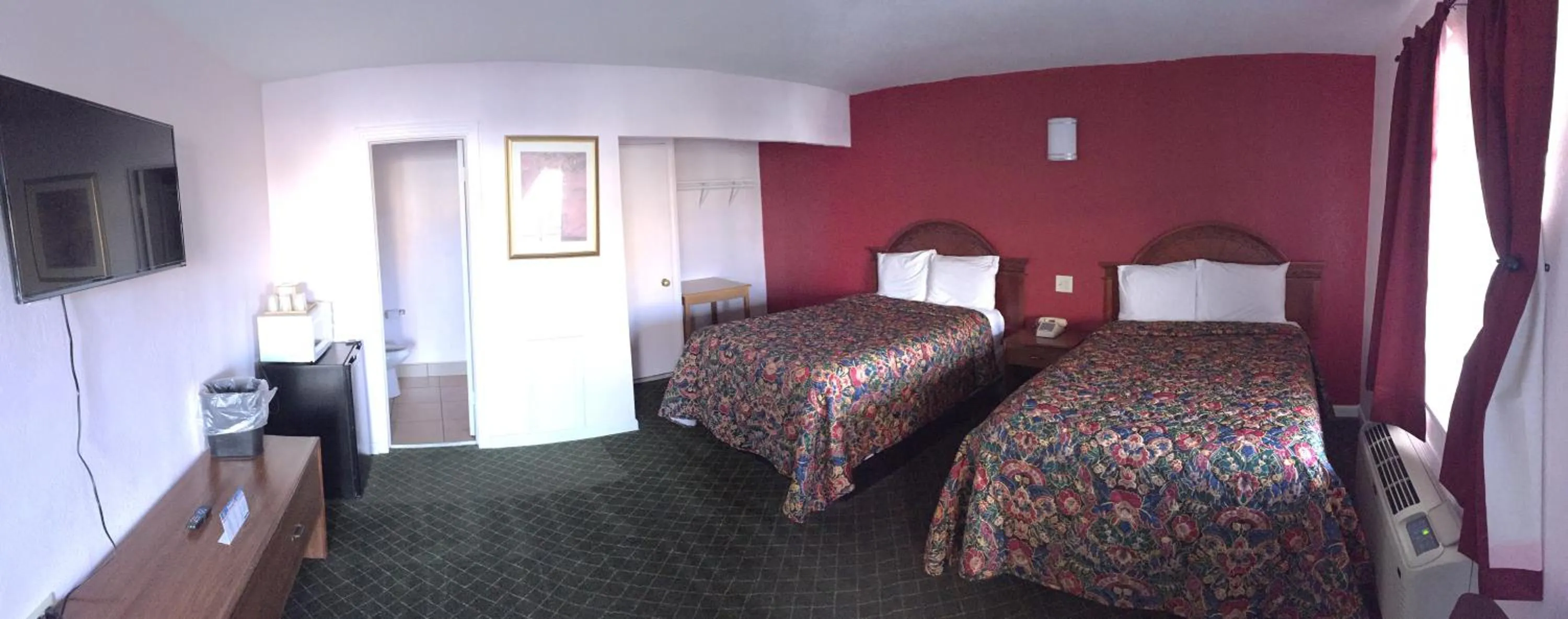 Photo of the whole room, Bed in Mayo Inn