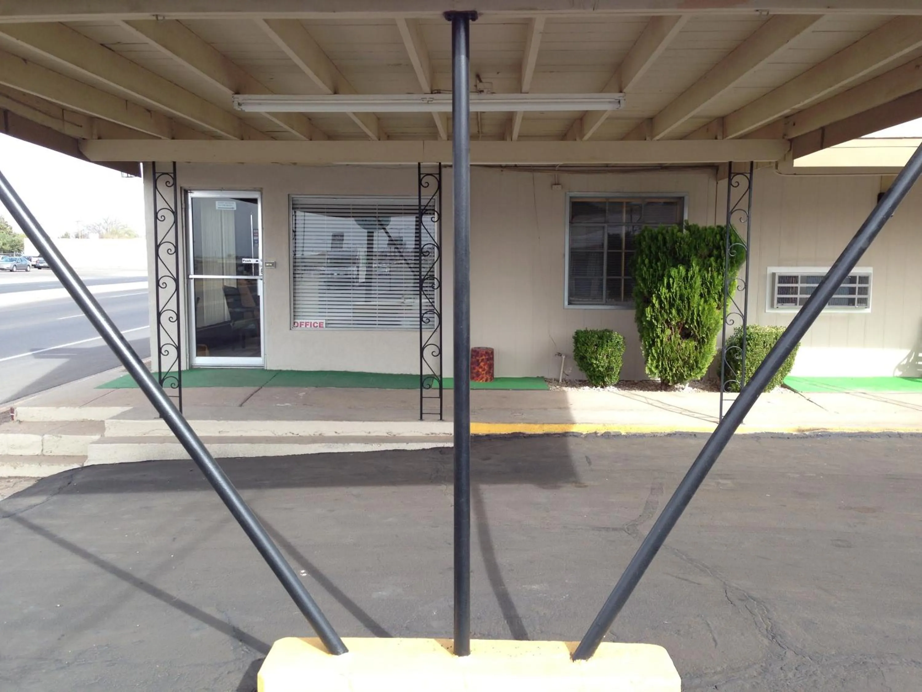 Facade/entrance in Mayo Inn