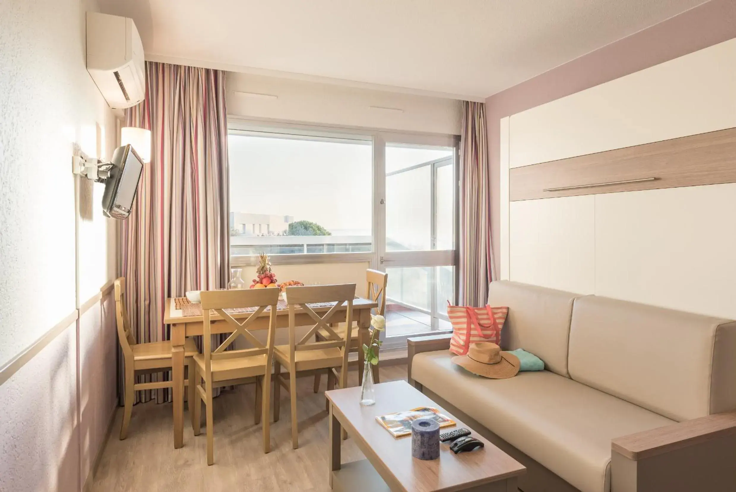 Studio with Sleeping Alcove and Air Conditioning (4 People) in Résidence Pierre & Vacances La Rostagne Studio with Sleeping Alcove and Air Conditioning (4 People) in Résidence Pierre & Vacances La Rostagne