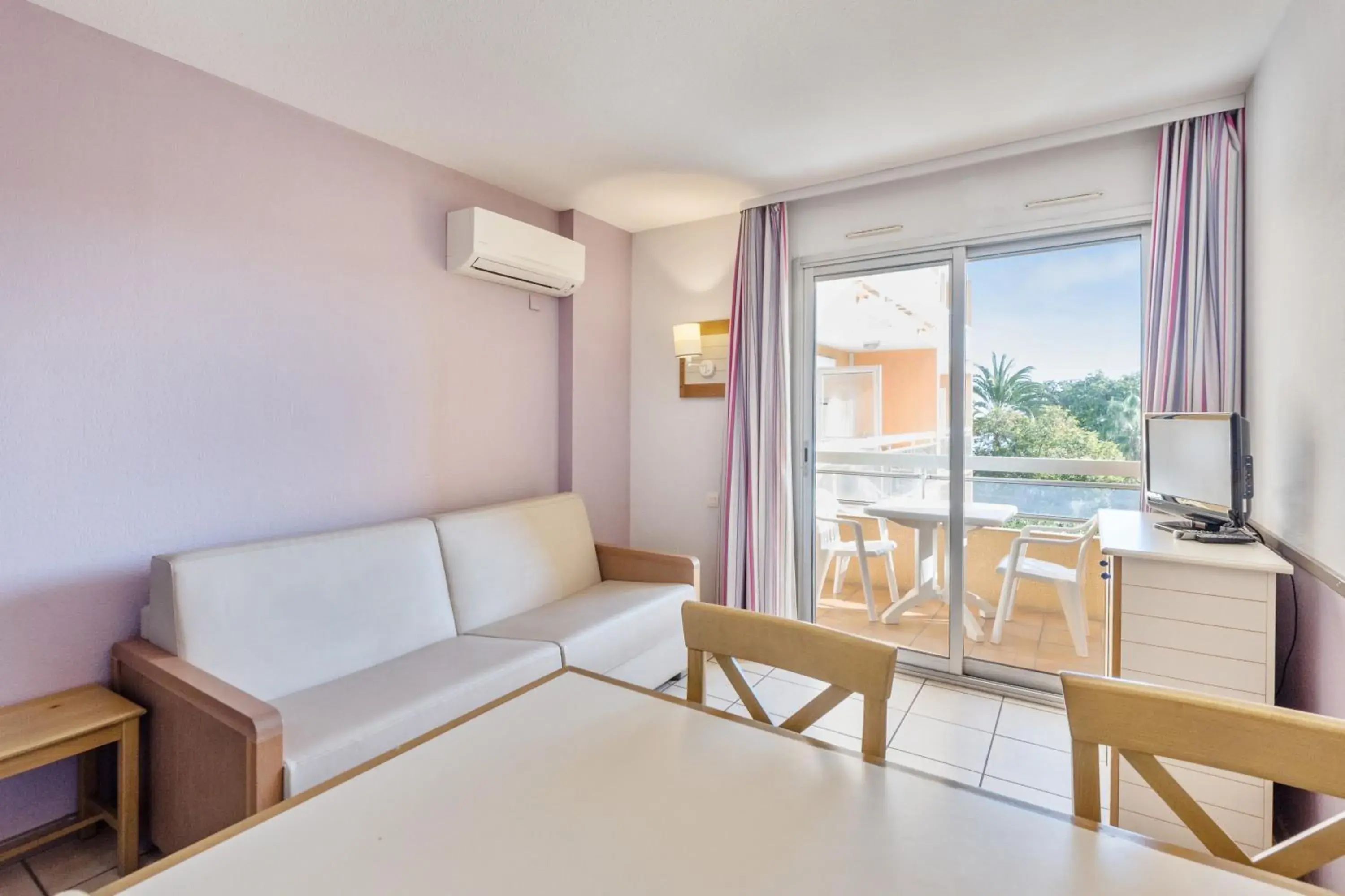 One-Bedroom Apartment with Sleeping Alcove and Air Conditioning (6 People) in Résidence Pierre & Vacances La Rostagne One-Bedroom Apartment with Sleeping Alcove and Air Conditioning (6 People) in Résidence Pierre & Vacances La Rostagne