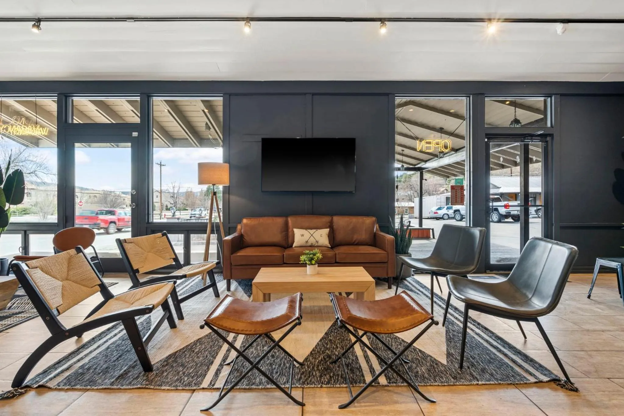 Communal lounge/ TV room in Adventure Inn Durango