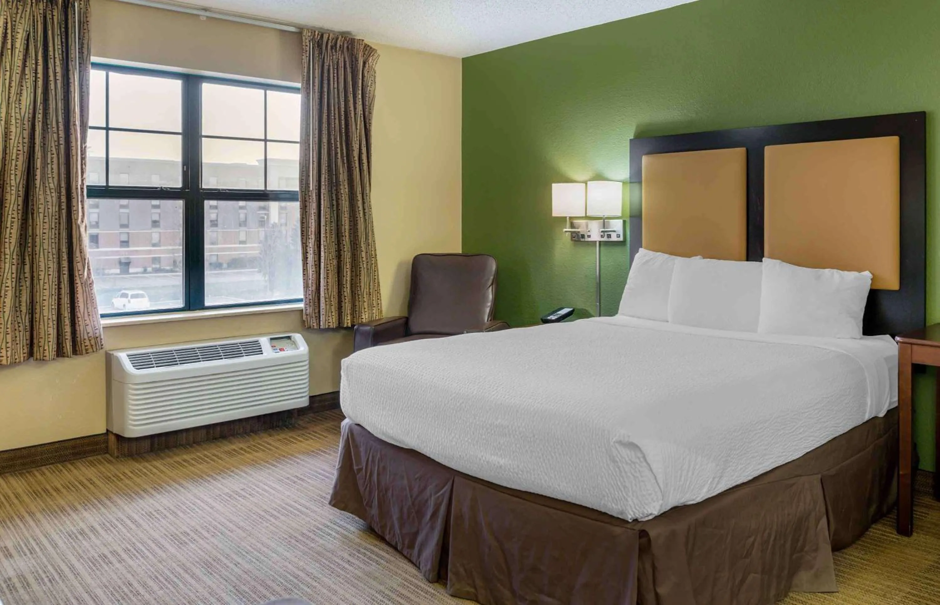 Bedroom, Bed in Extended Stay America Suites - Columbus - NE - I-270