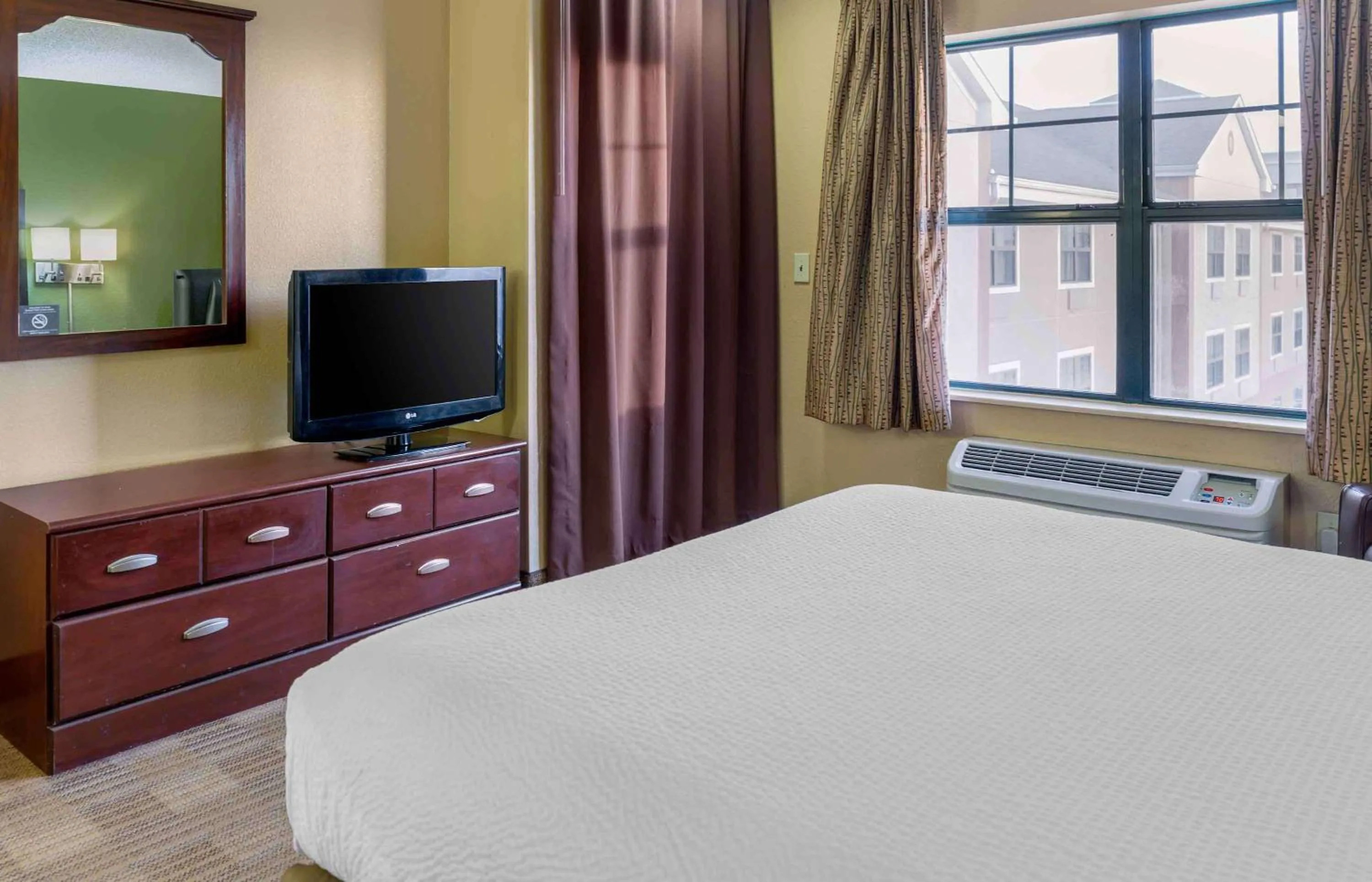 Bedroom, Bed in Extended Stay America Suites - Columbus - NE - I-270