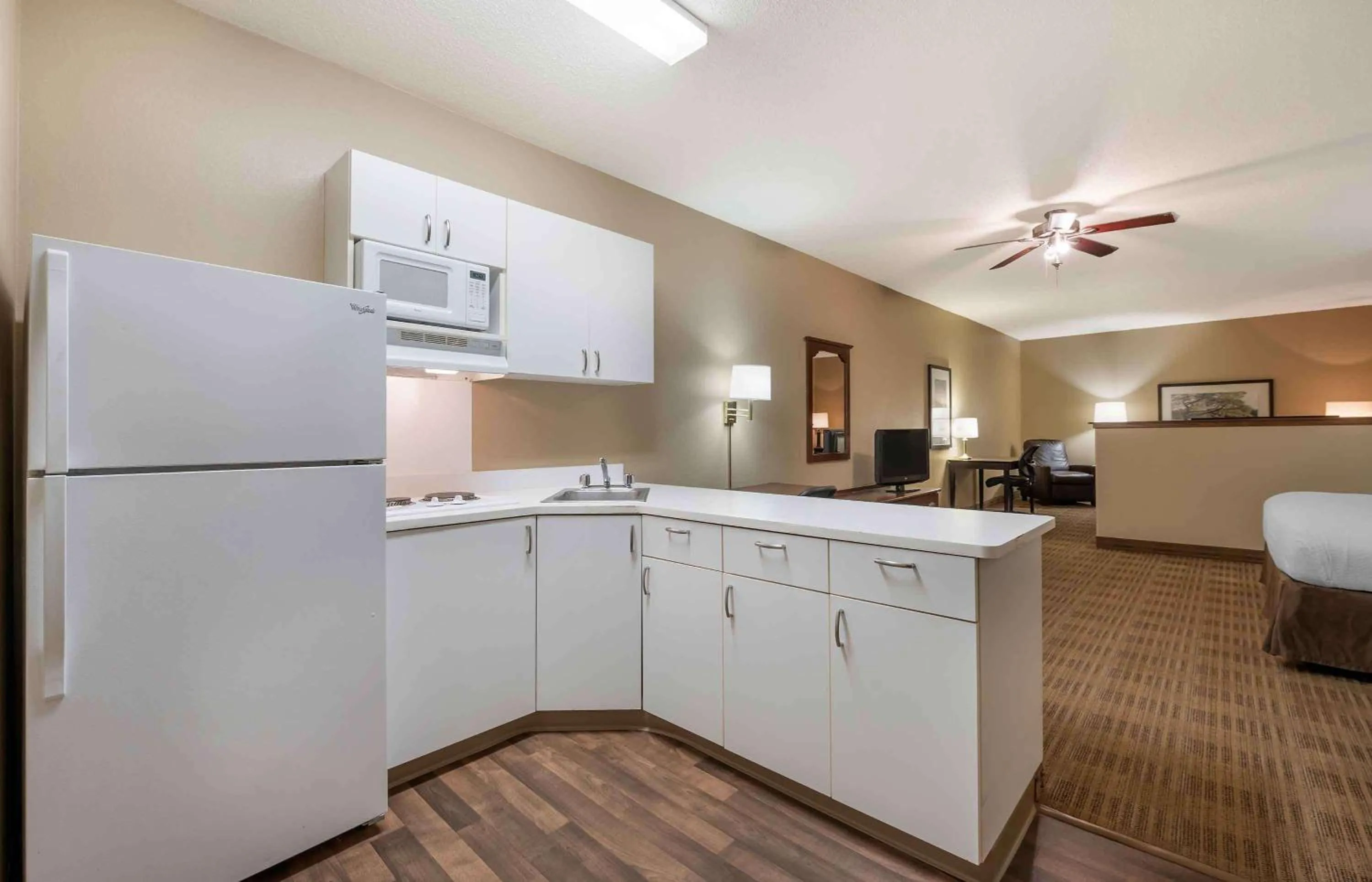 Kitchen or kitchenette in Extended Stay America Select Suites - Peoria - North