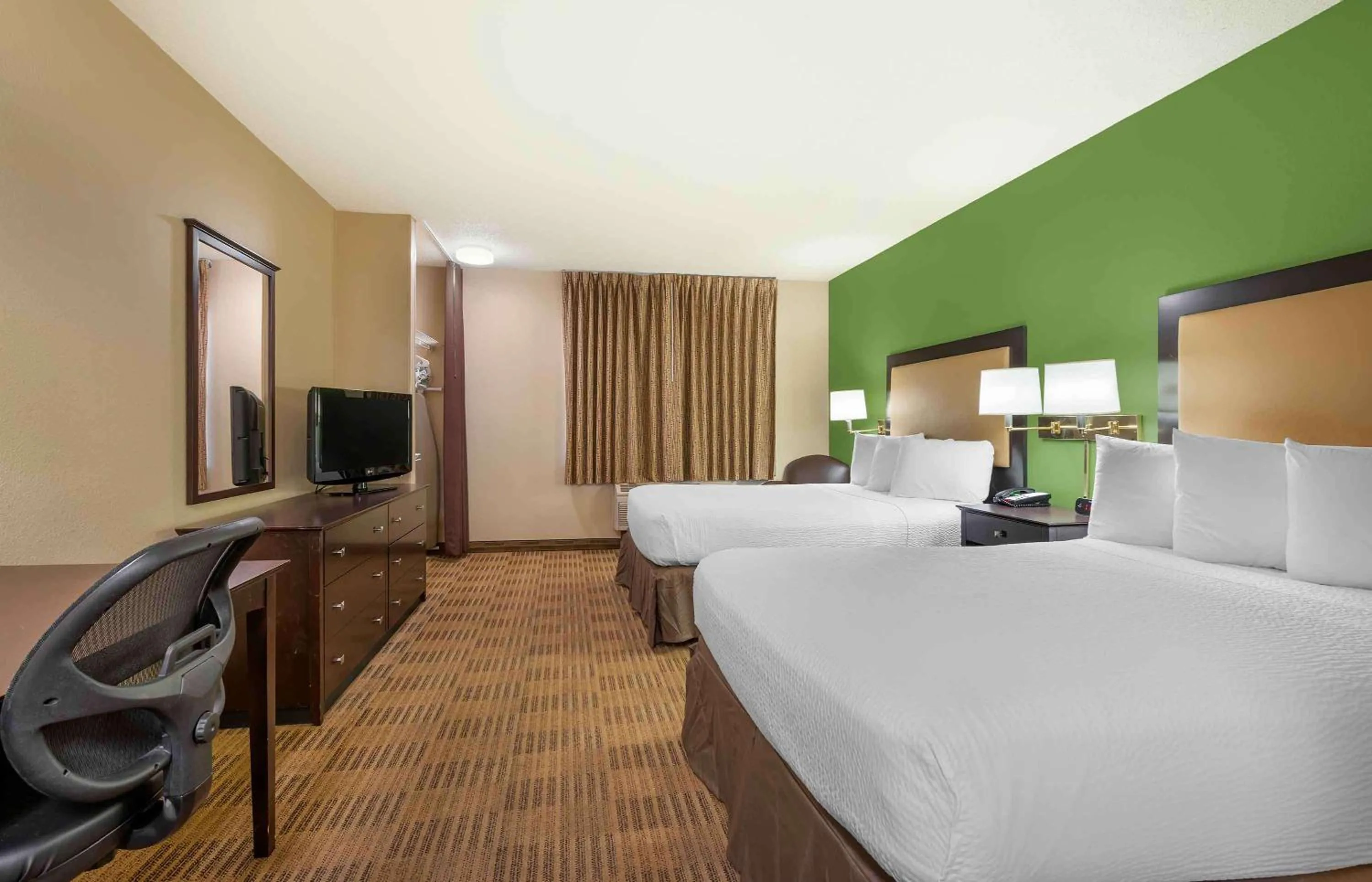 Bedroom, Bed in Extended Stay America Select Suites - Peoria - North