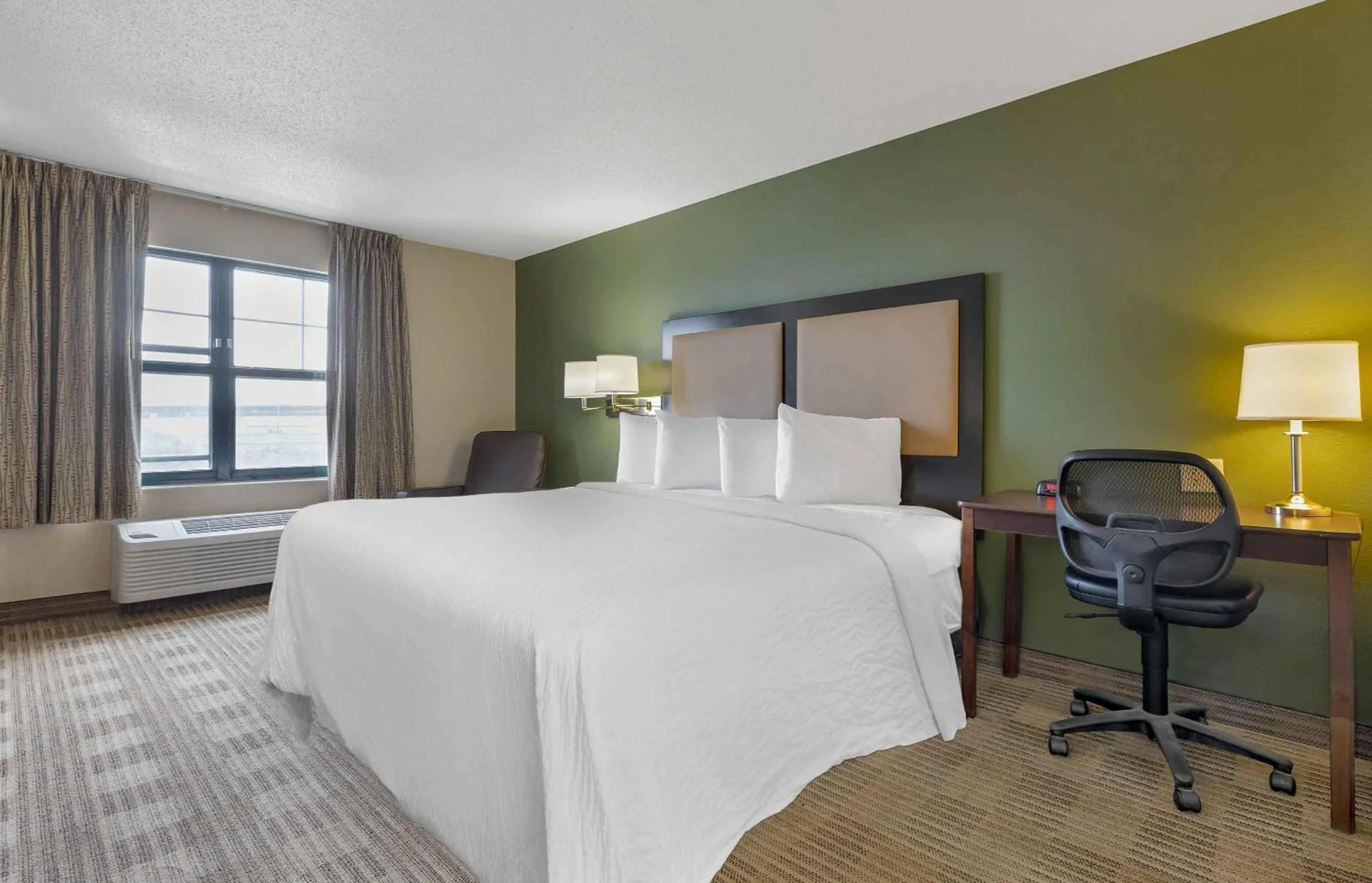 Bedroom, Bed in Extended Stay America Suites - Wilmington - New Centre Drive