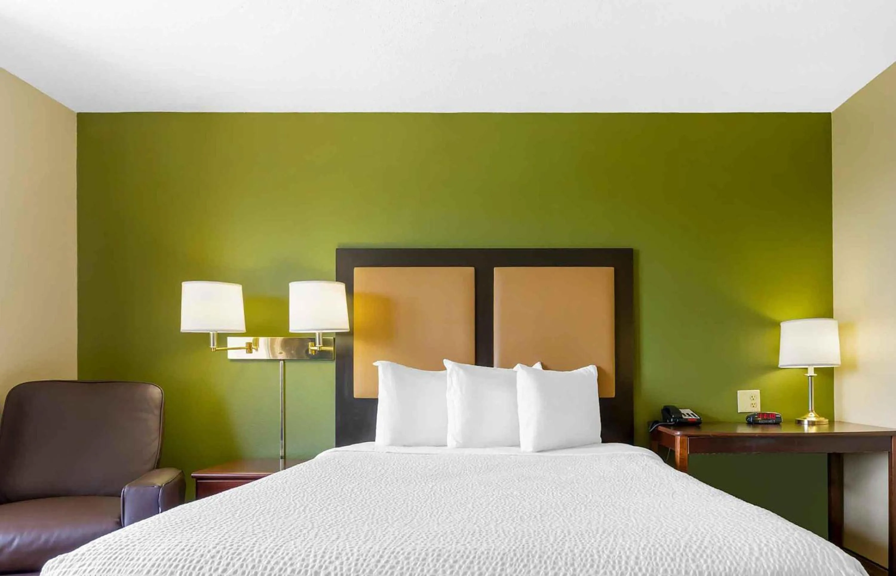 Bedroom, Bed in Extended Stay America Suites - Wilmington - New Centre Drive