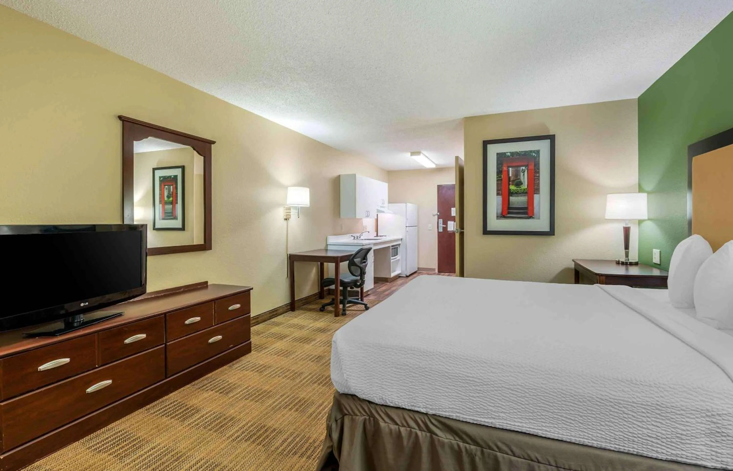 Bedroom, Bed in Extended Stay America Suites - South Bend - Mishawaka - North