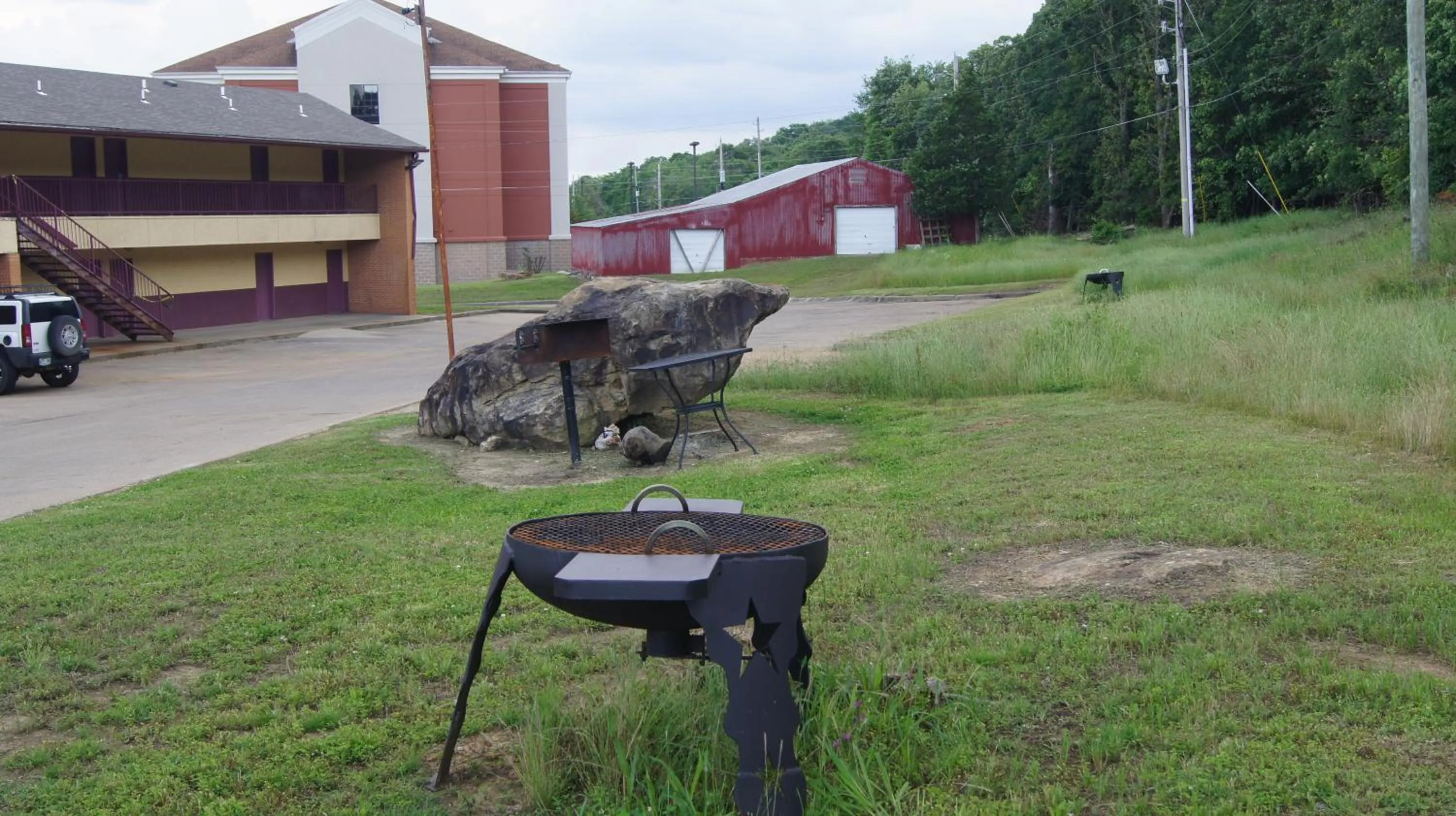 BBQ facilities in Holiday Lodge & Suites