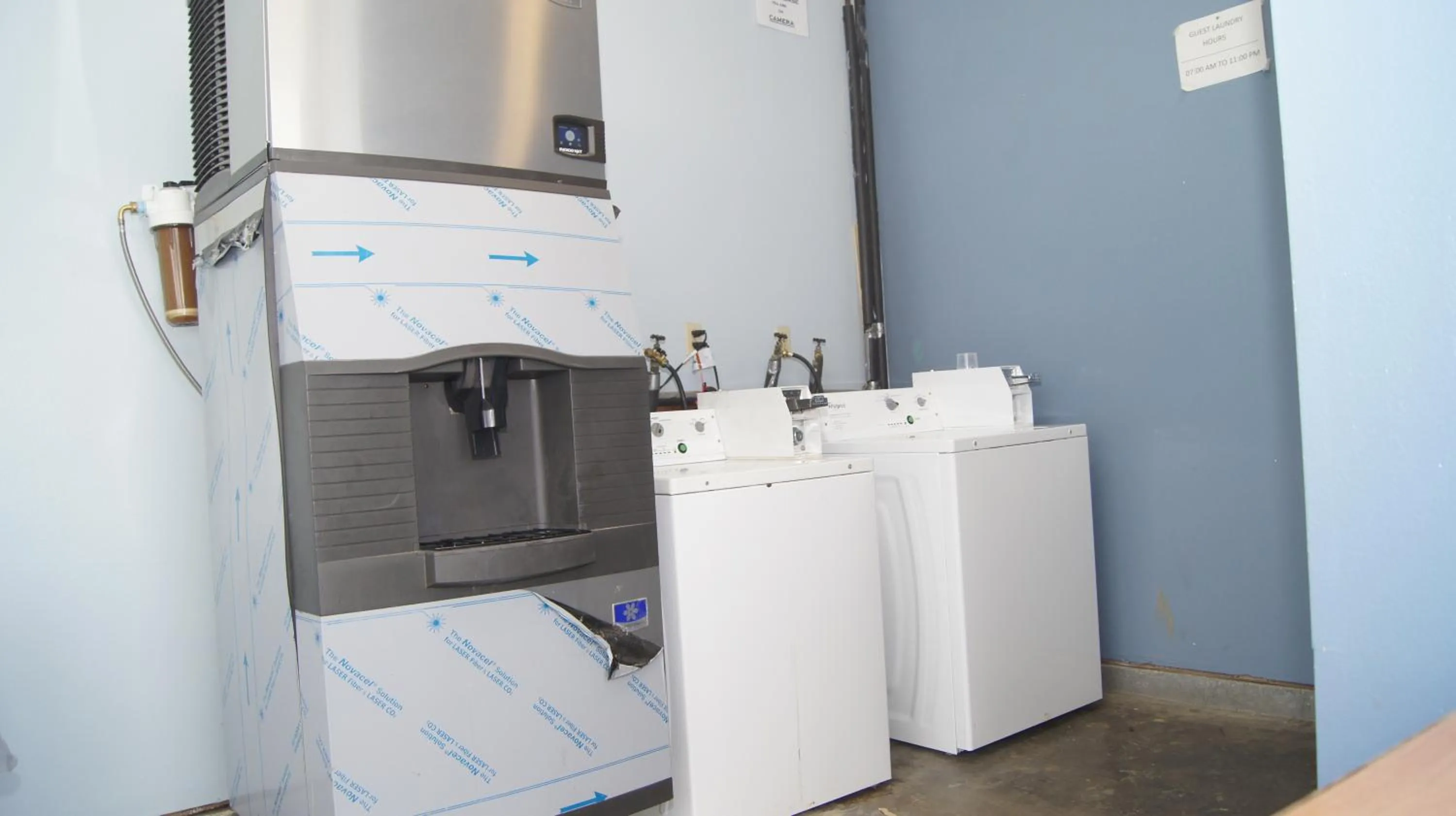 vending machine in Holiday Lodge & Suites