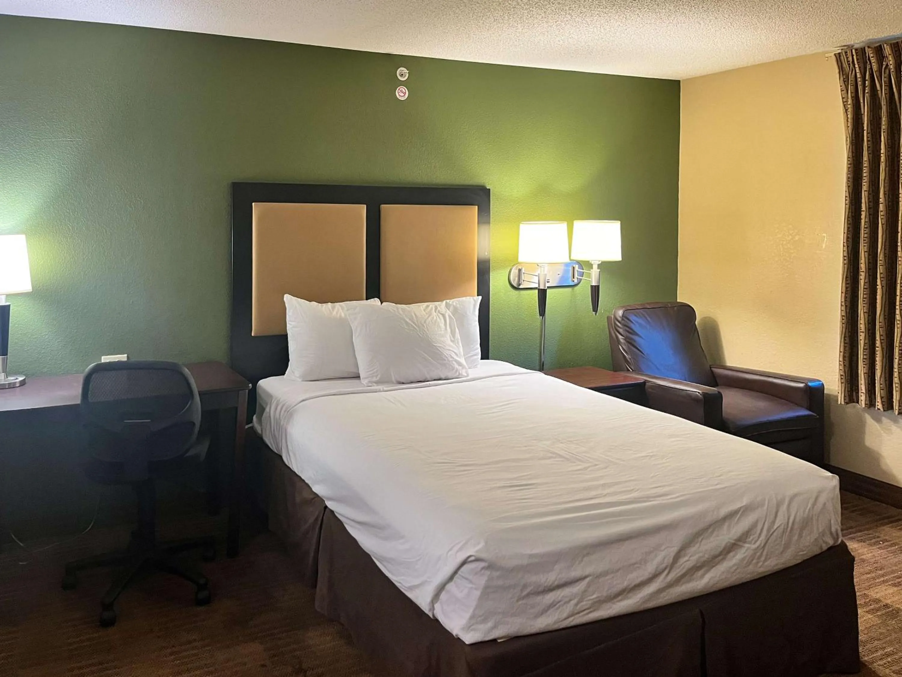 Bedroom, Bed in Studio 6 Memphis, TN East Memphis