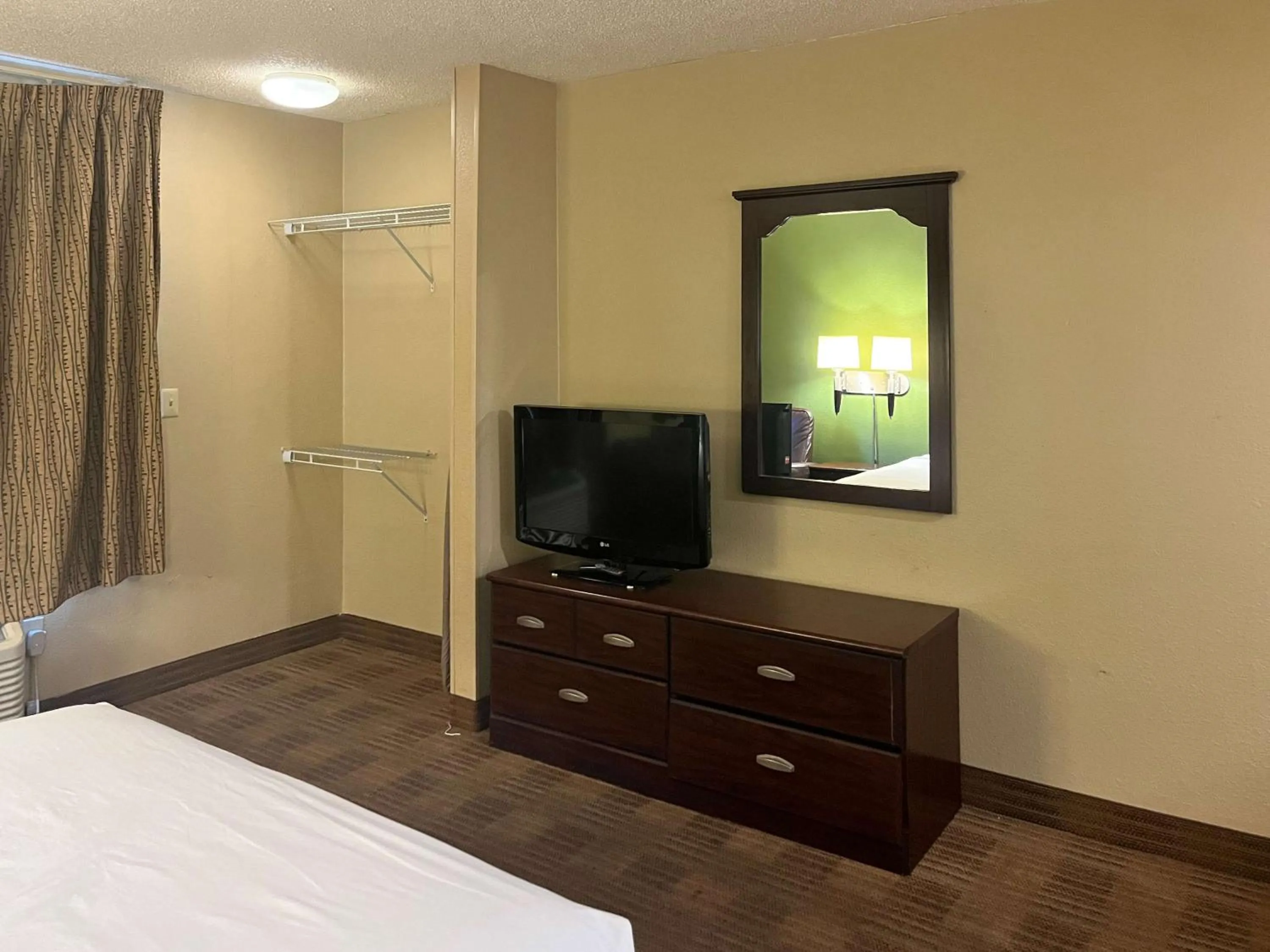 Bedroom, Bed in Studio 6 Memphis, TN East Memphis