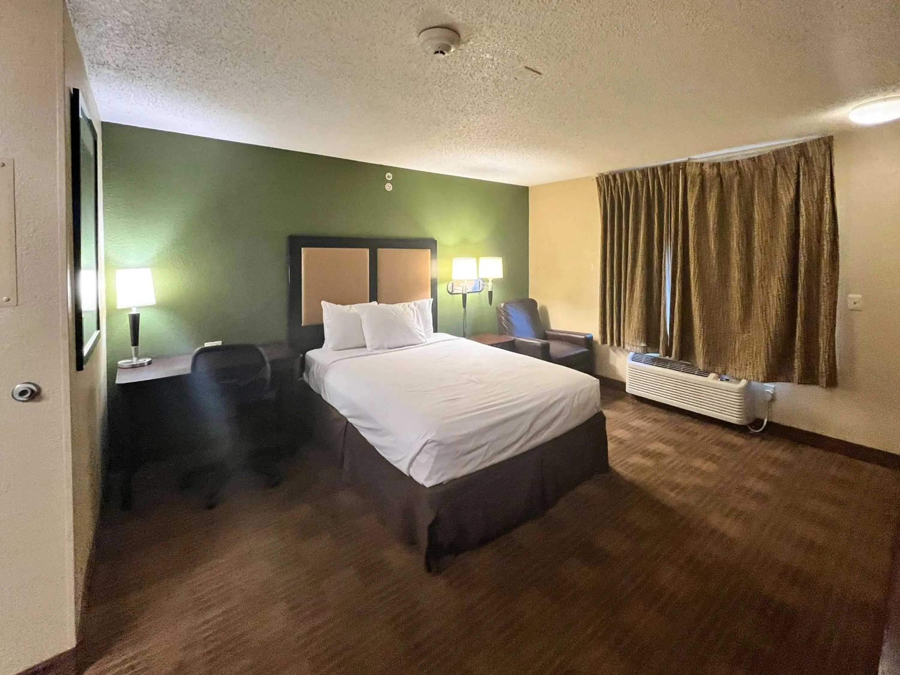 Bedroom, Bed in Studio 6 Memphis, TN East Memphis