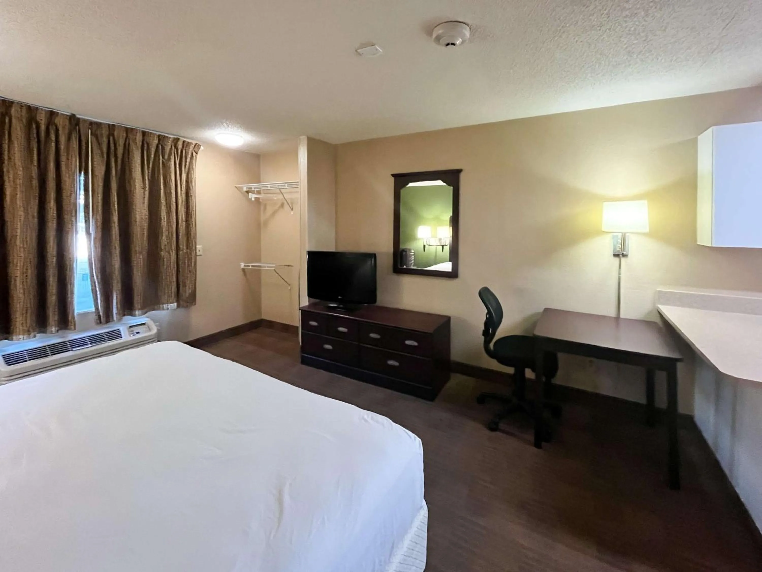 Bedroom, Bed in Studio 6 Memphis, TN East Memphis