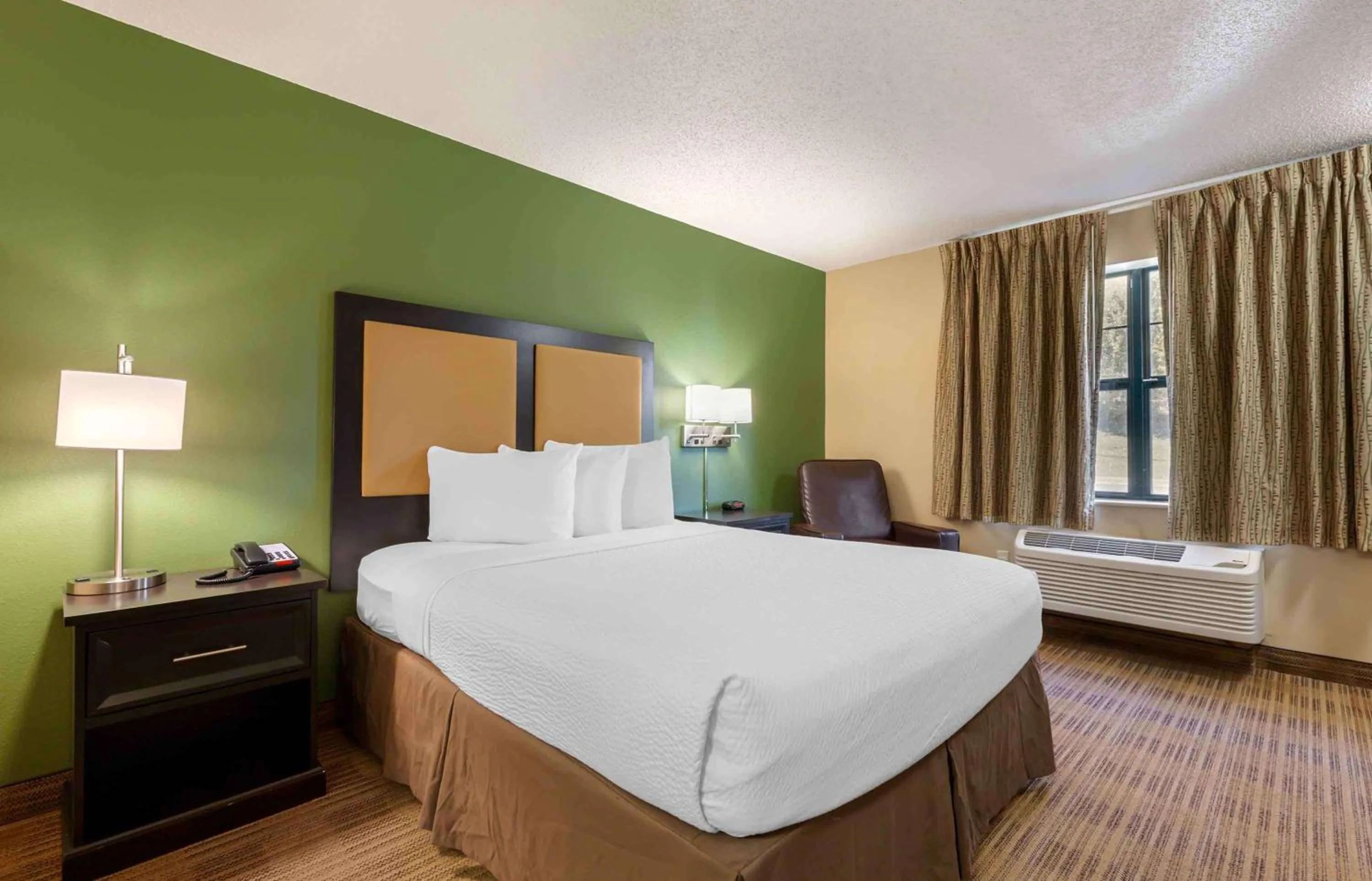 Bedroom, Bed in Extended Stay America Suites - Rockford - I-90