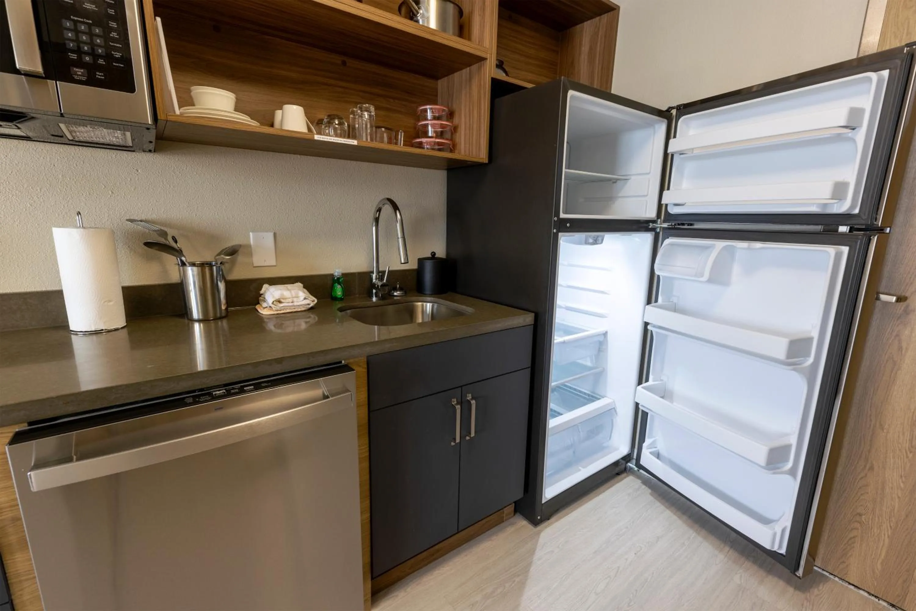 Kitchen or kitchenette in Sonesta ES Suites Lafayette Airport Extended Stay