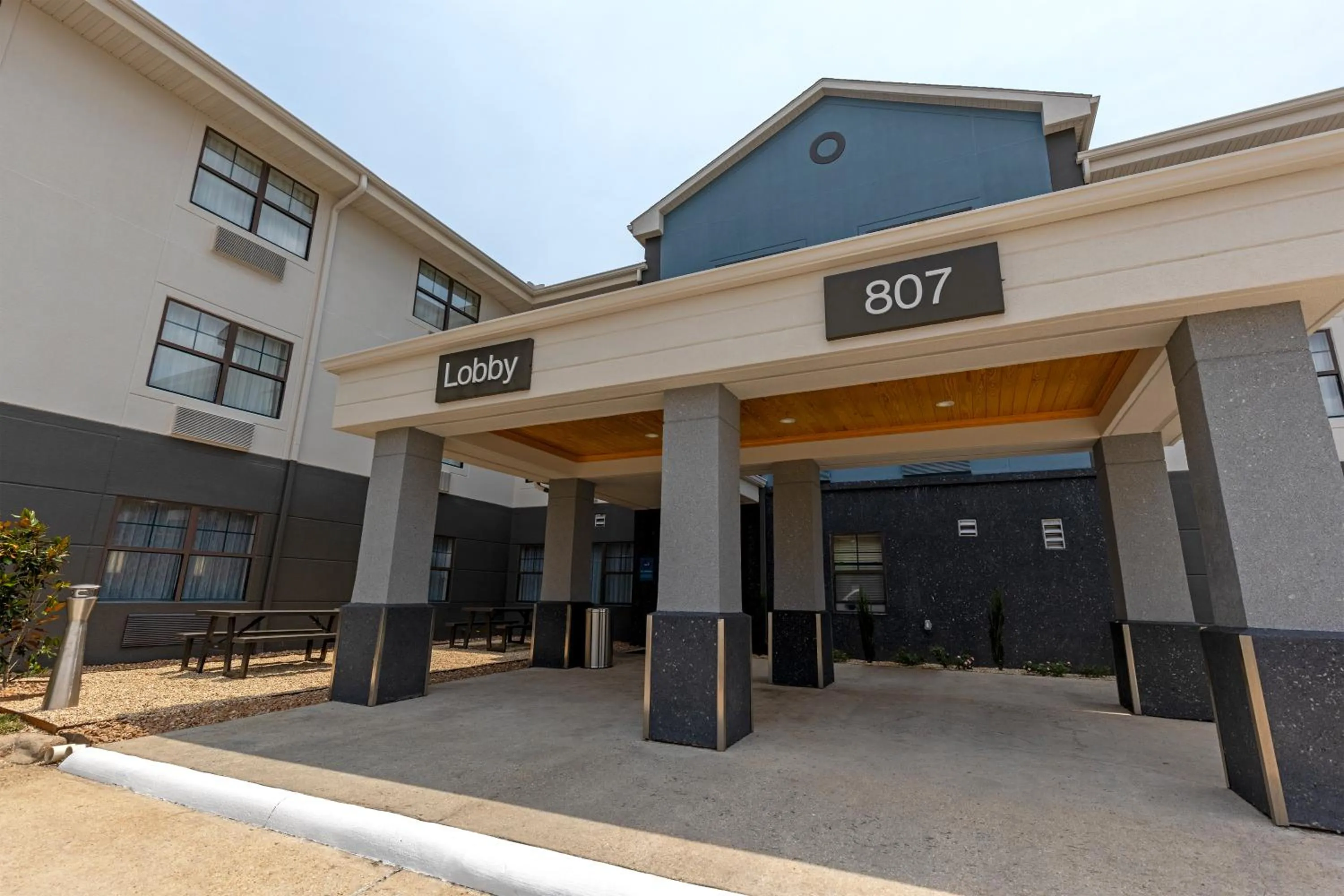Property building in Sonesta ES Suites Lafayette Airport Extended Stay