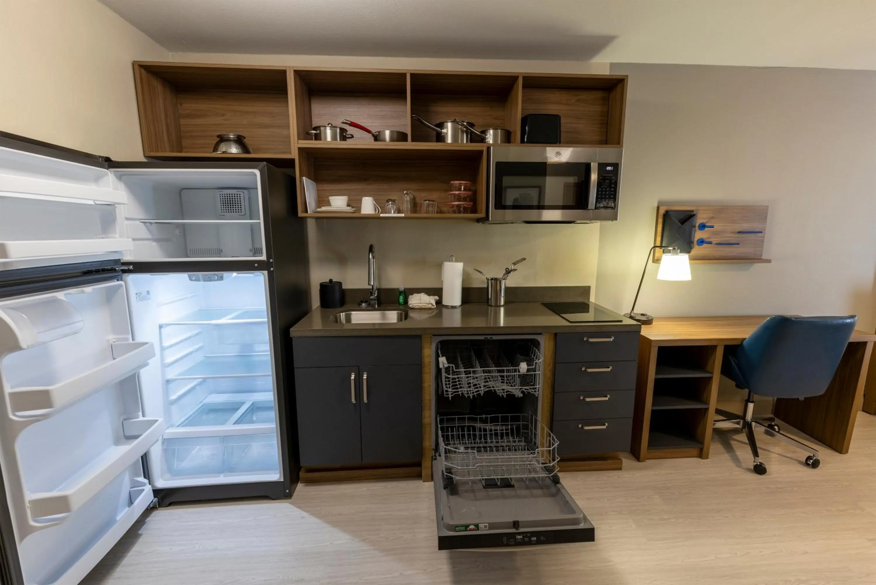 Kitchen or kitchenette in Sonesta ES Suites Lafayette Airport Extended Stay