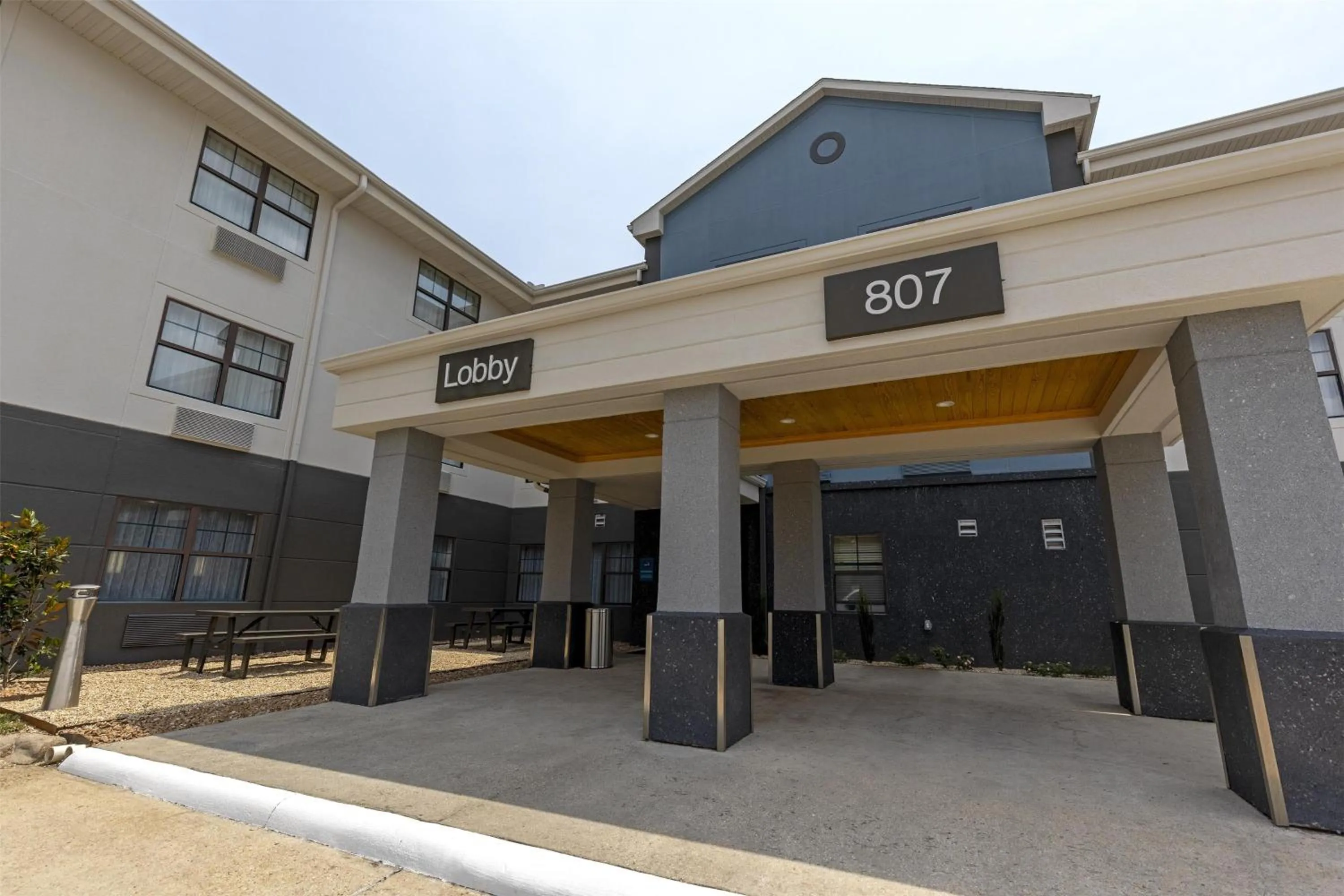 Property building in Sonesta ES Suites Lafayette Airport Extended Stay