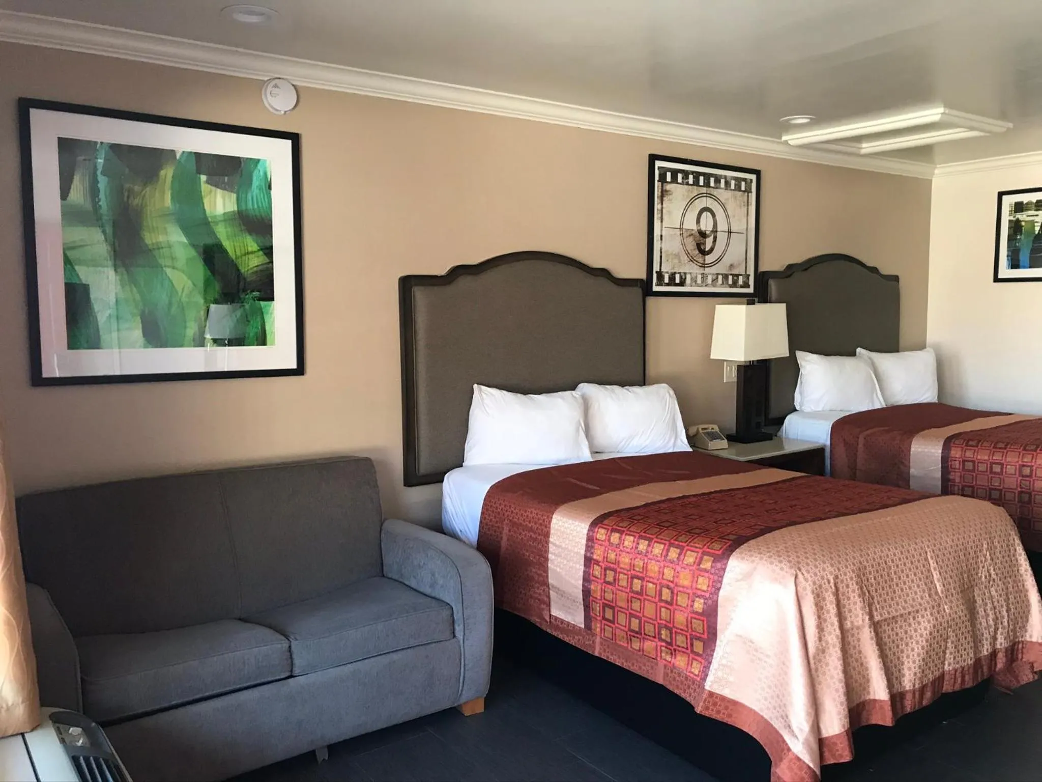 Bed in Economy Inn LAX Inglewood