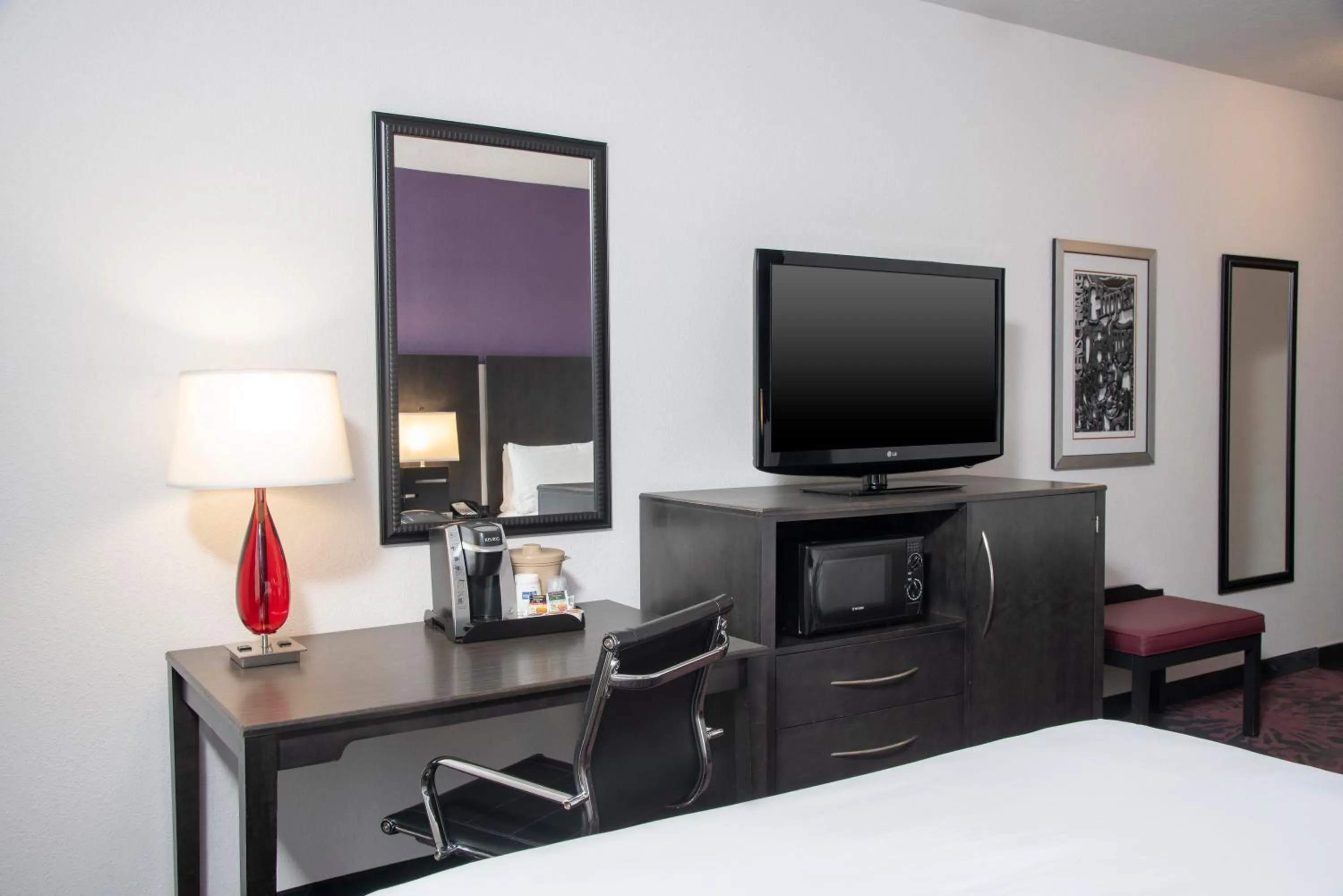 Photo of the whole room, Bed in Holiday Inn Express & Suites Columbus - Polaris, an IHG Hotel