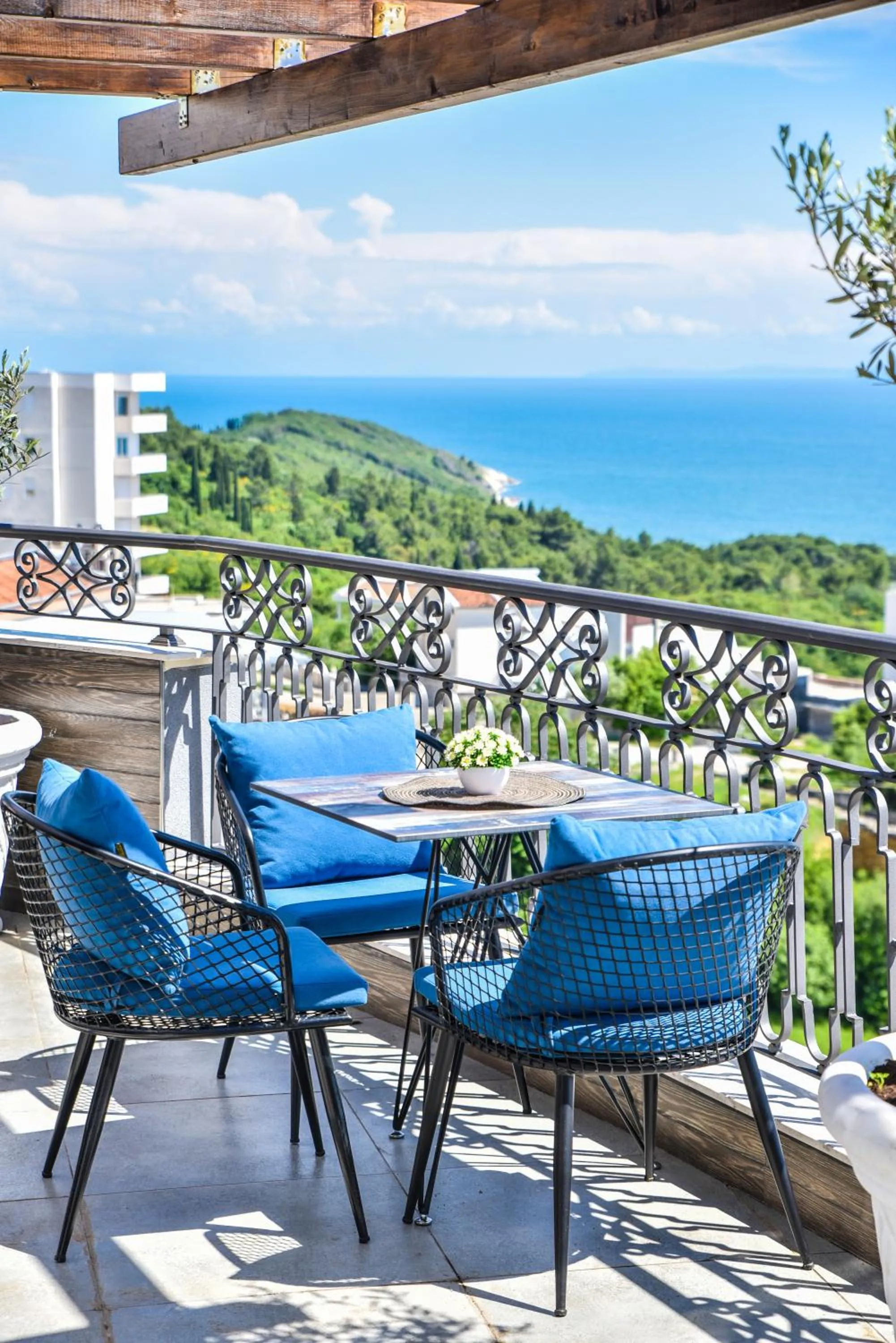 Restaurant/places to eat in Padam Hotel & SPA