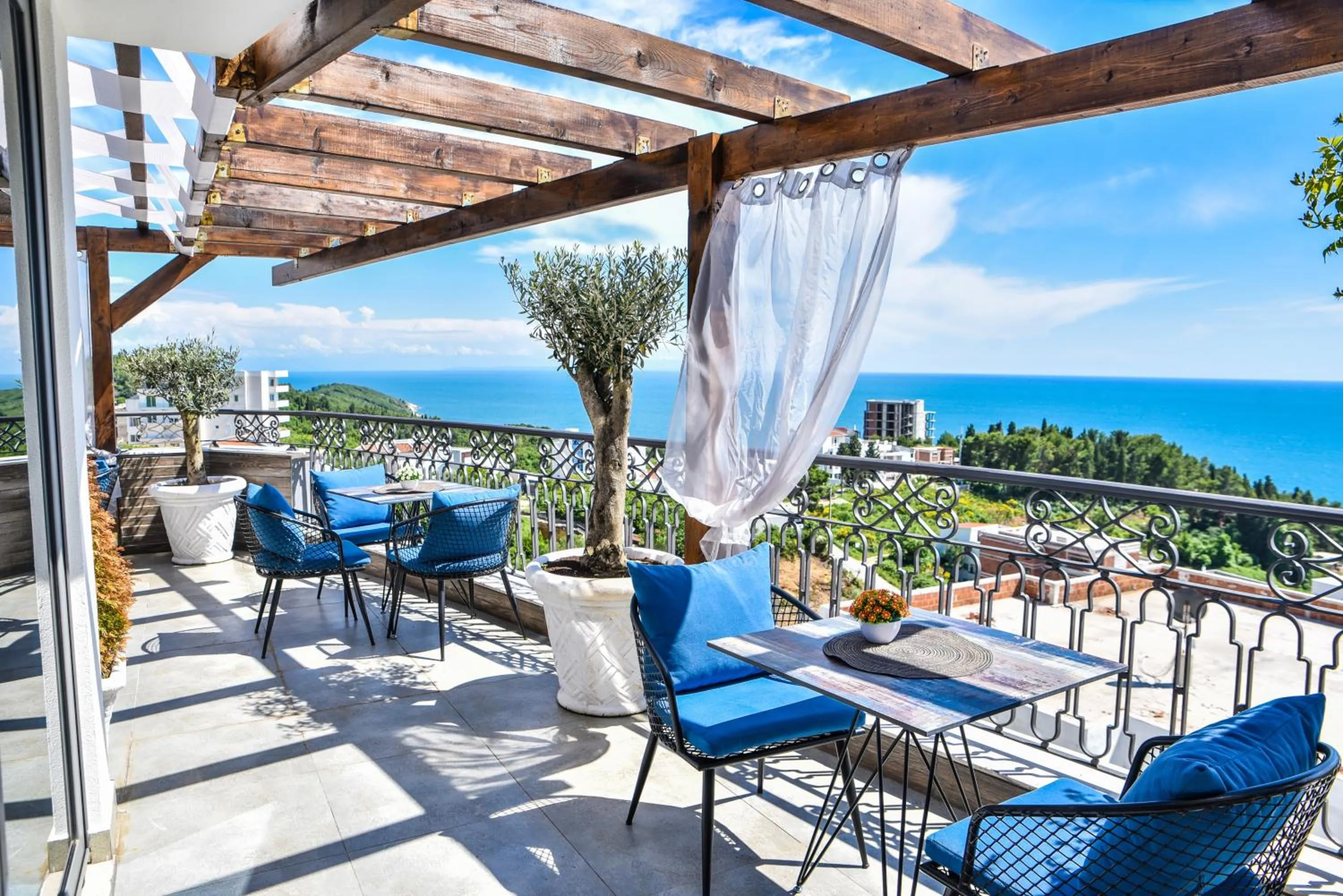 Restaurant/places to eat in Padam Hotel & SPA