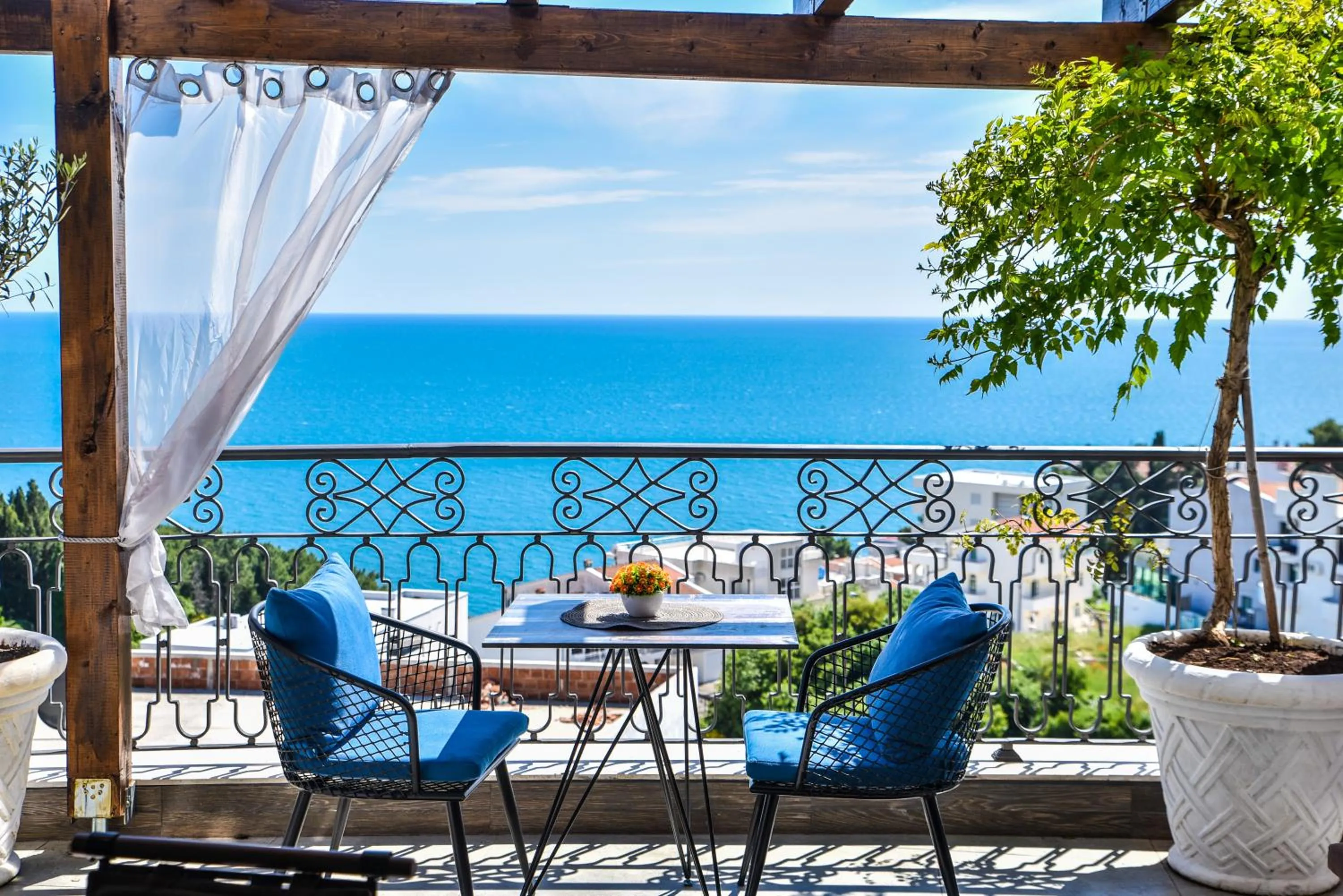 Restaurant/places to eat in Padam Hotel & SPA