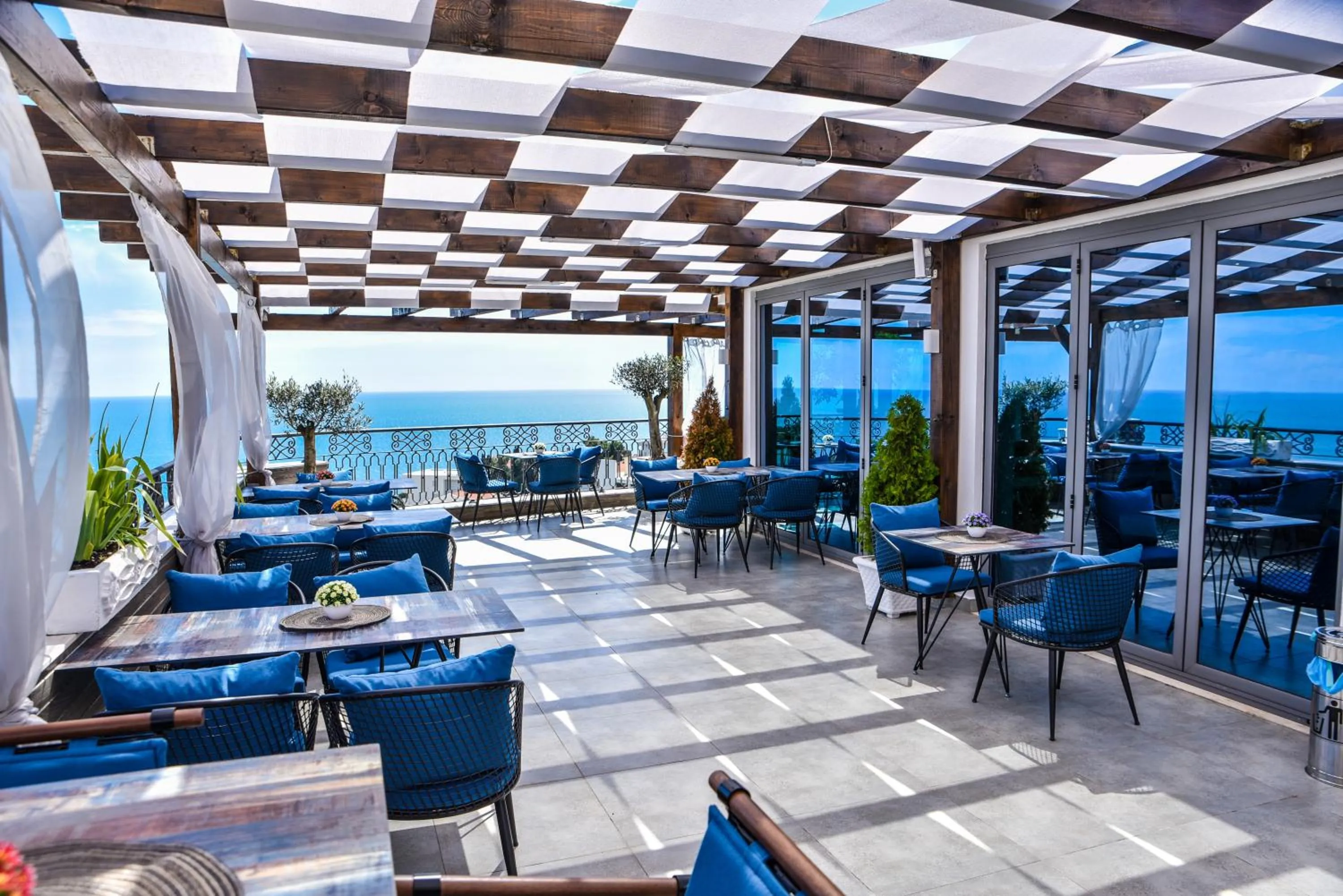 Restaurant/places to eat in Padam Hotel & SPA