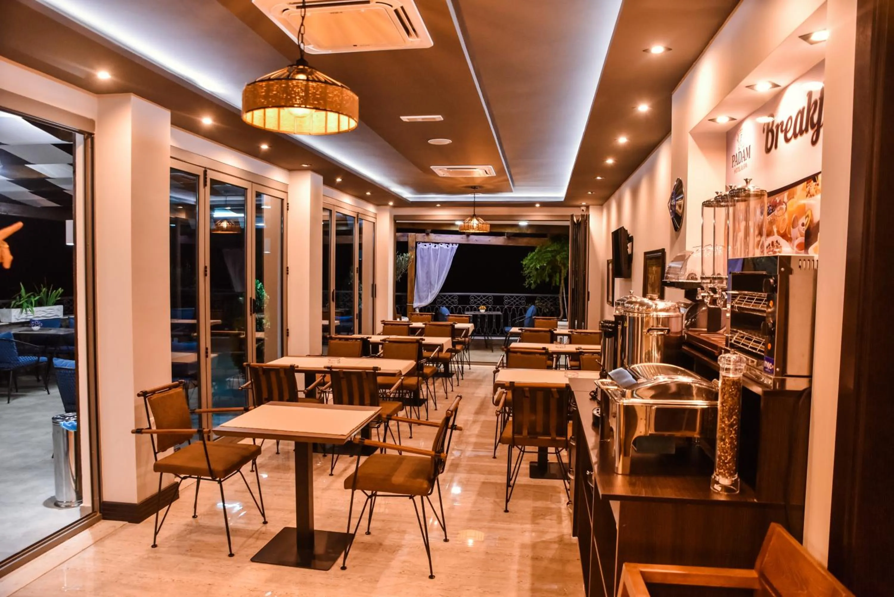 Restaurant/places to eat in Padam Hotel & SPA