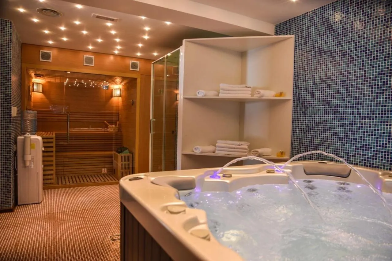 Hot Tub in Padam Hotel & SPA