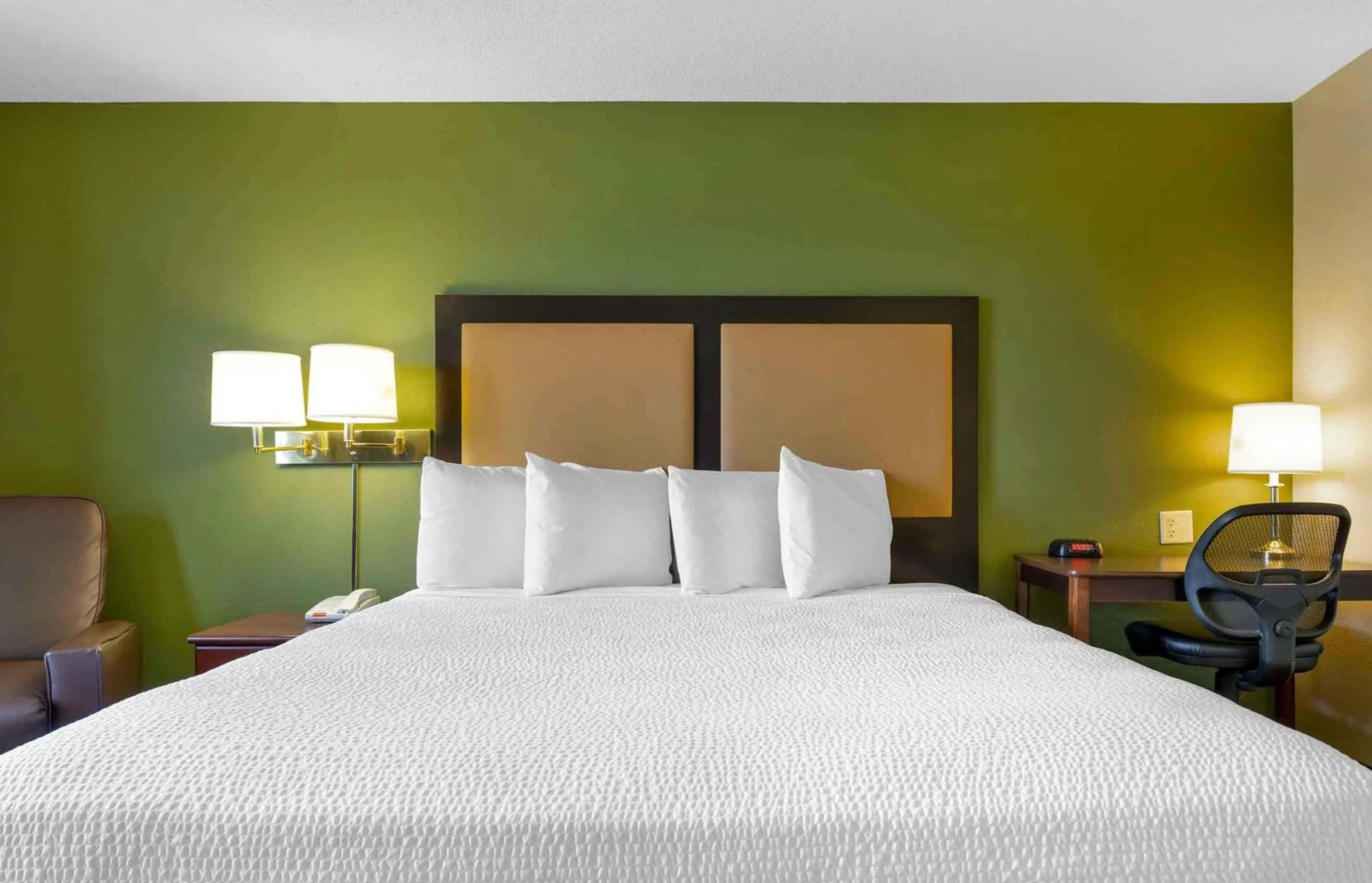 Bedroom, Bed in Extended Stay America Suites - Baltimore - Timonium