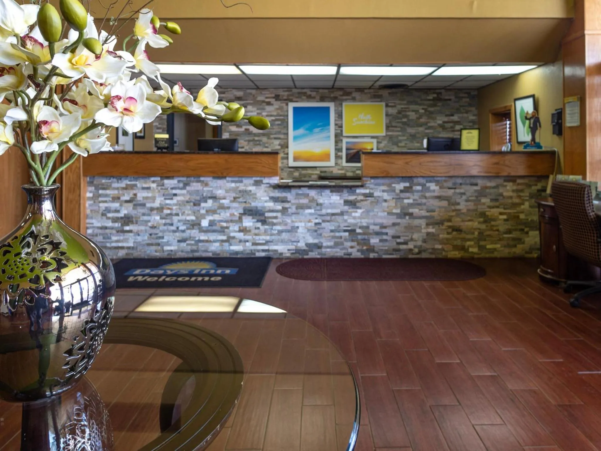 Communal lounge/ TV room in Days Inn by Wyndham Clinton