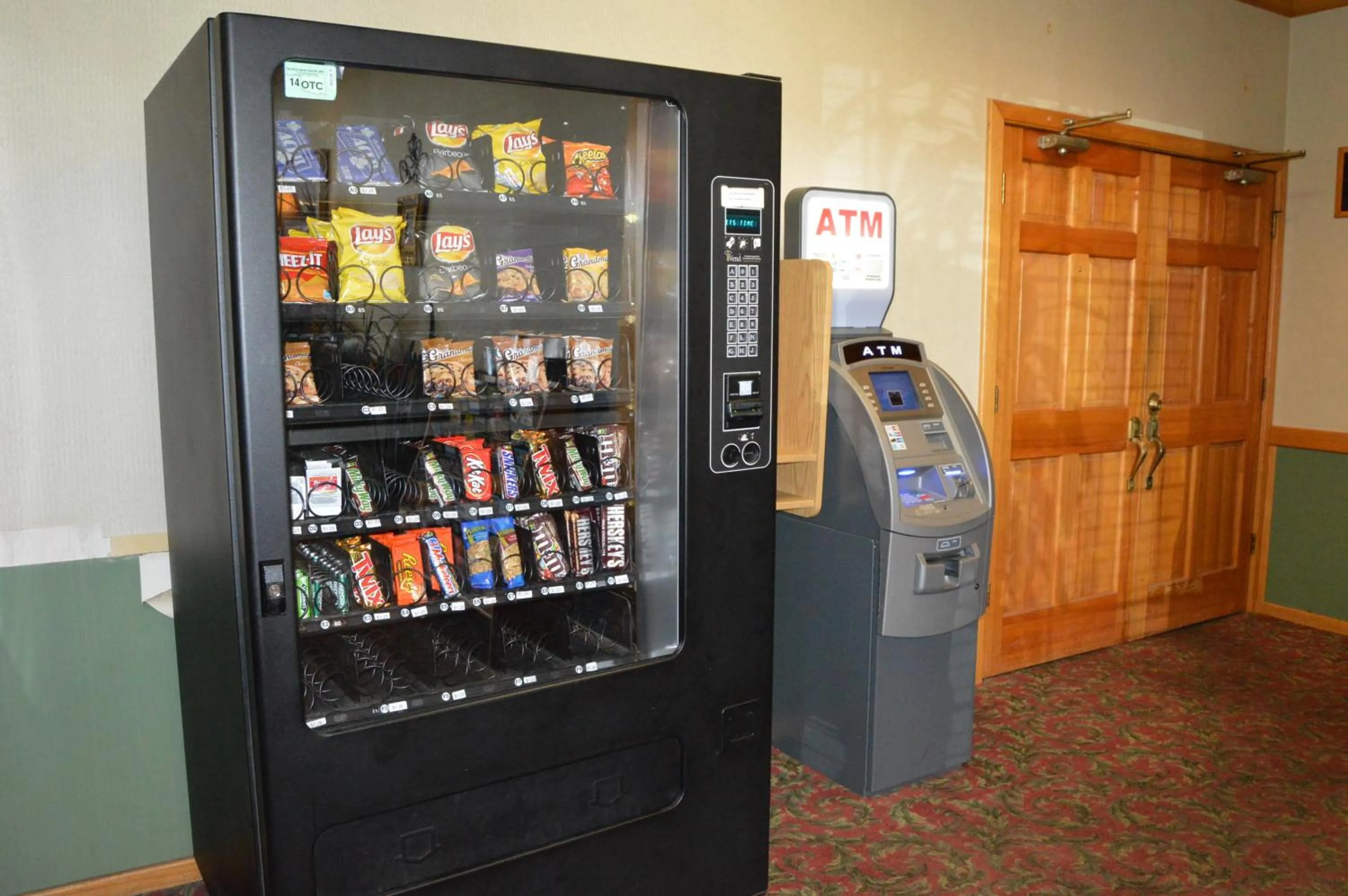 Communal lounge/ TV room in Days Inn by Wyndham Clinton