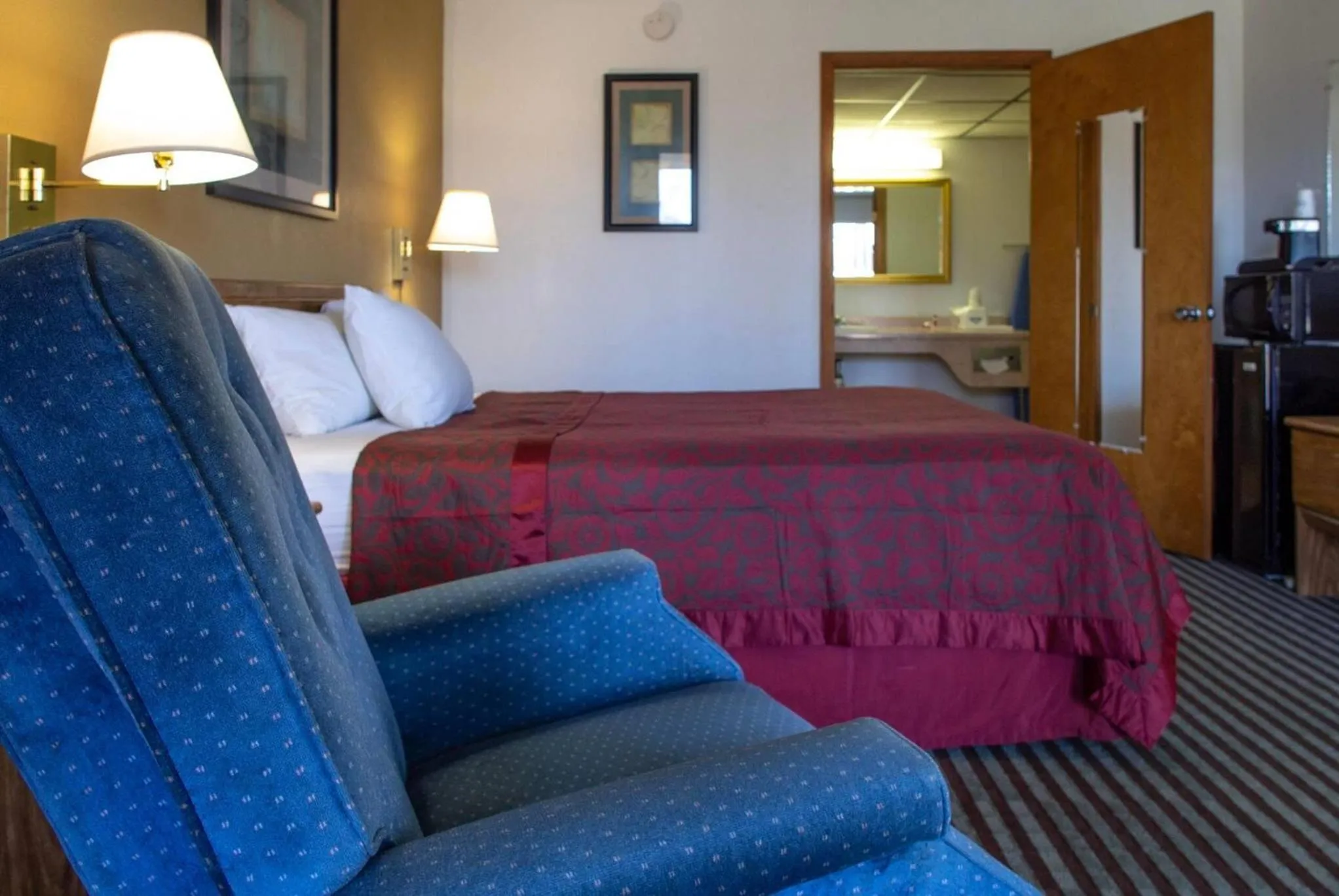 Photo of the whole room, Bed in Days Inn by Wyndham Clinton