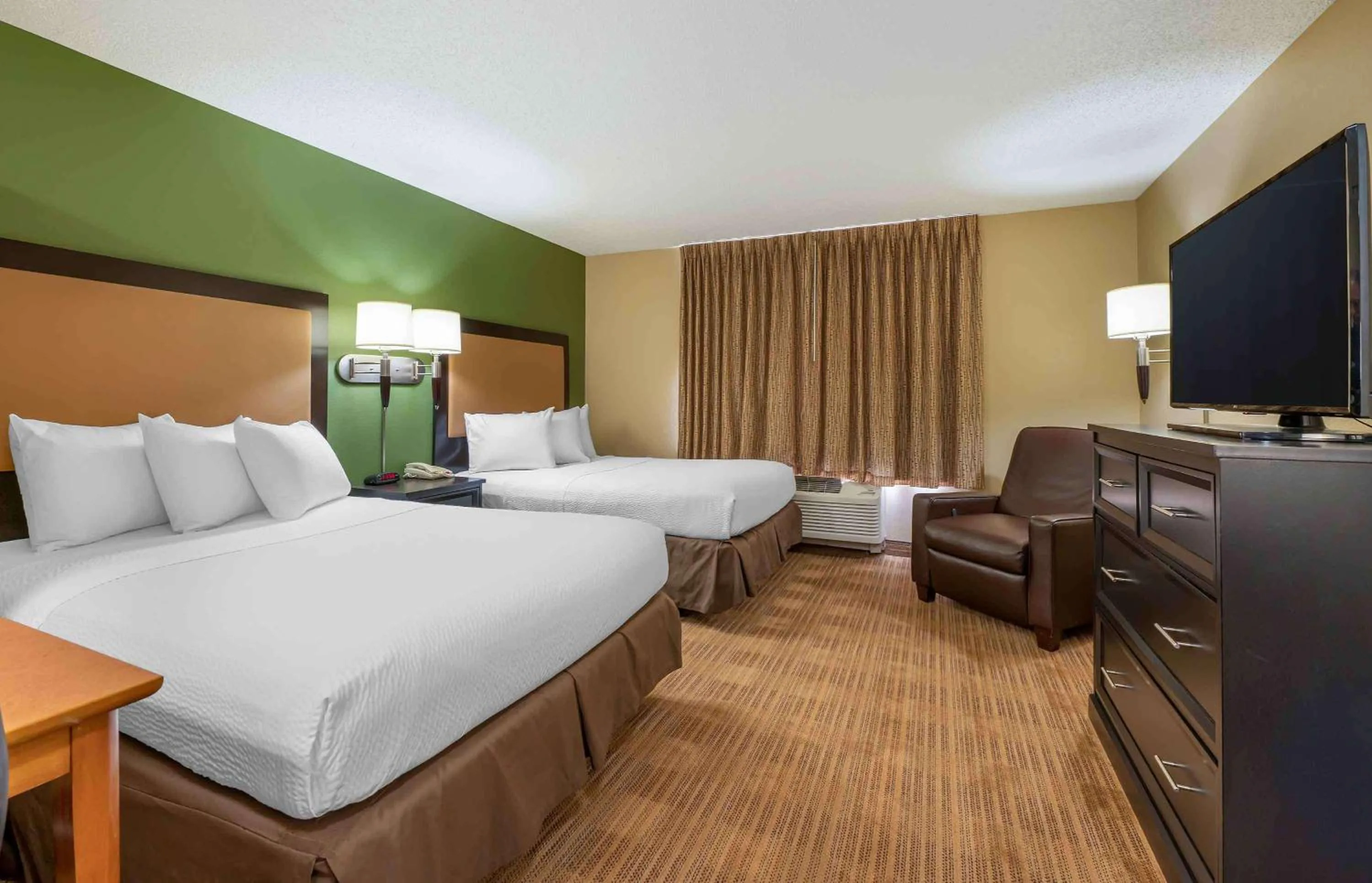 Bedroom, Bed in Extended Stay America Suites - Merrillville - US Rte 30