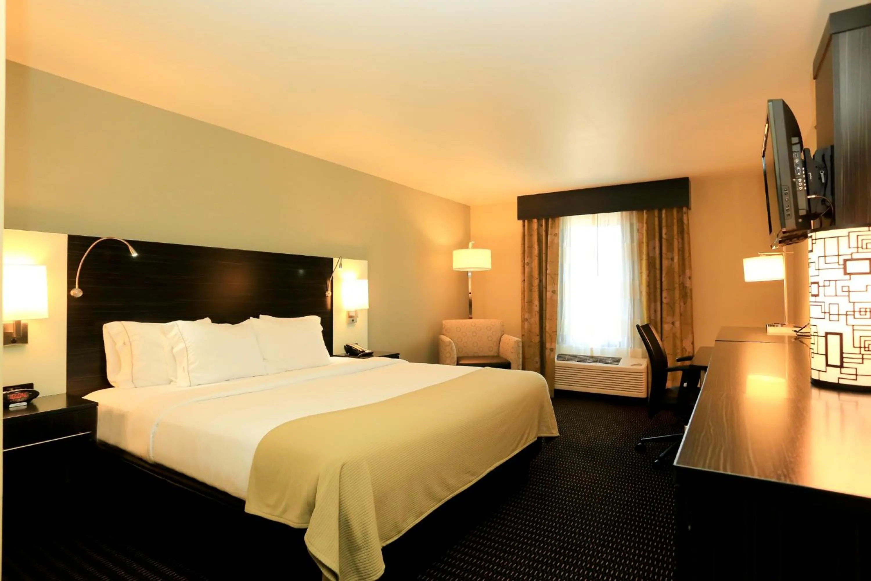 Bed in Holiday Inn Express & Suites Marion Northeast by IHG