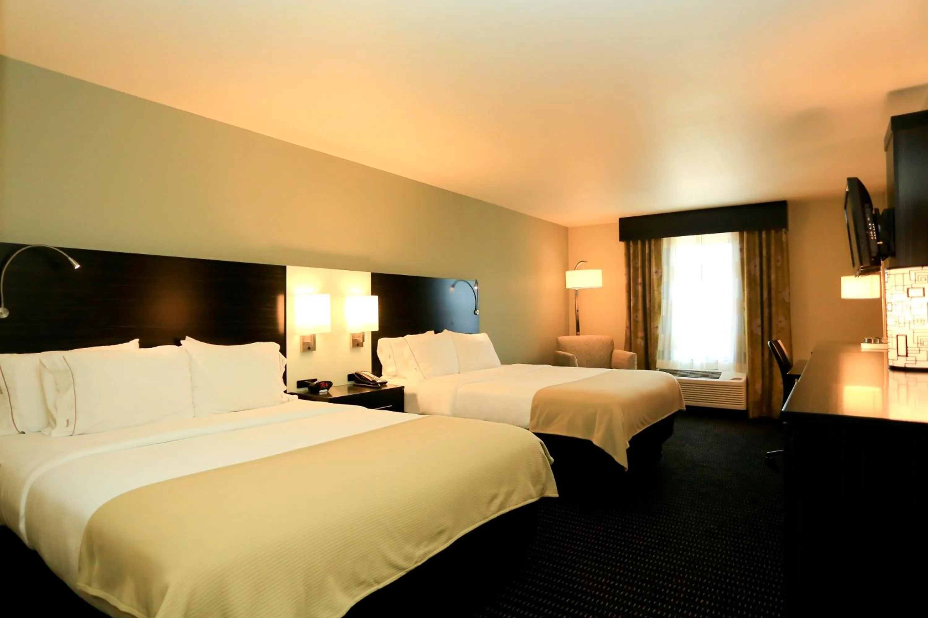 Day, Bed in Holiday Inn Express & Suites Marion Northeast by IHG