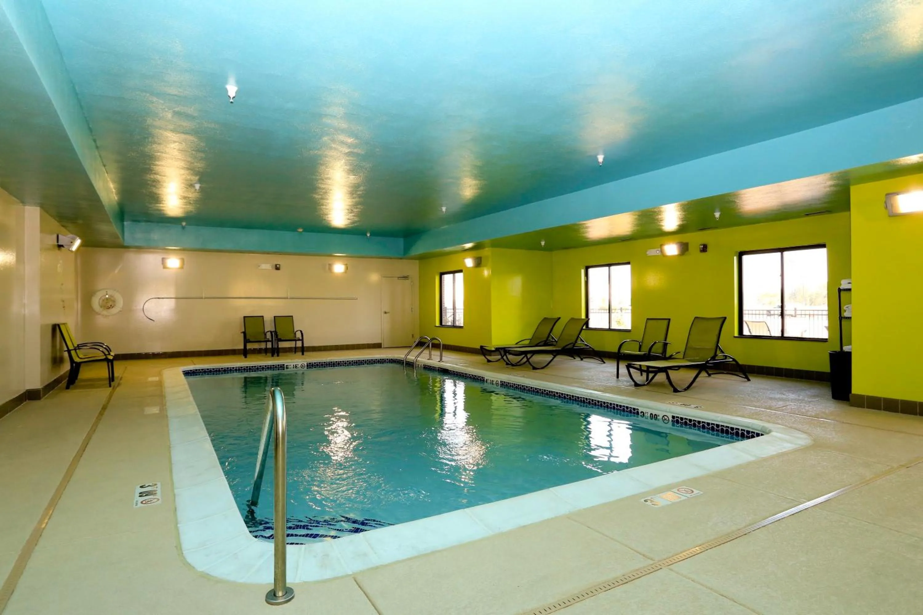 Swimming pool in Holiday Inn Express & Suites Marion Northeast by IHG