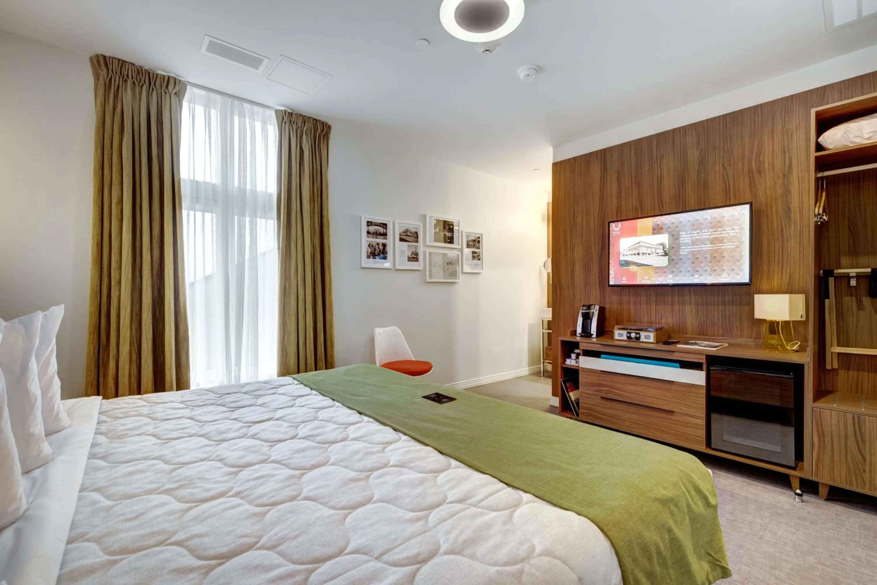 Photo of the whole room, Bed in Hôtel Uville Montréal