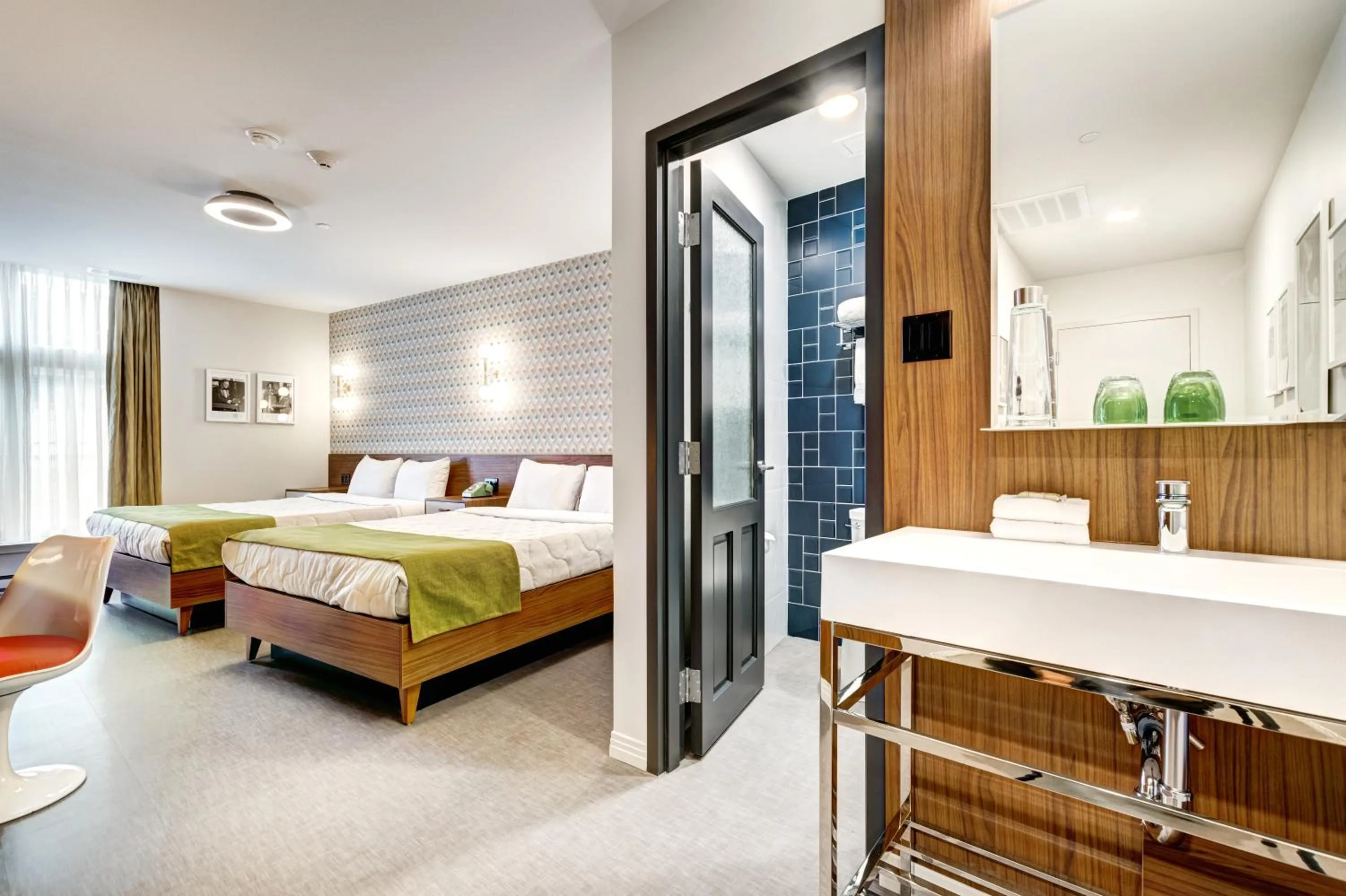 Bathroom, Bed in Hôtel Uville Montréal