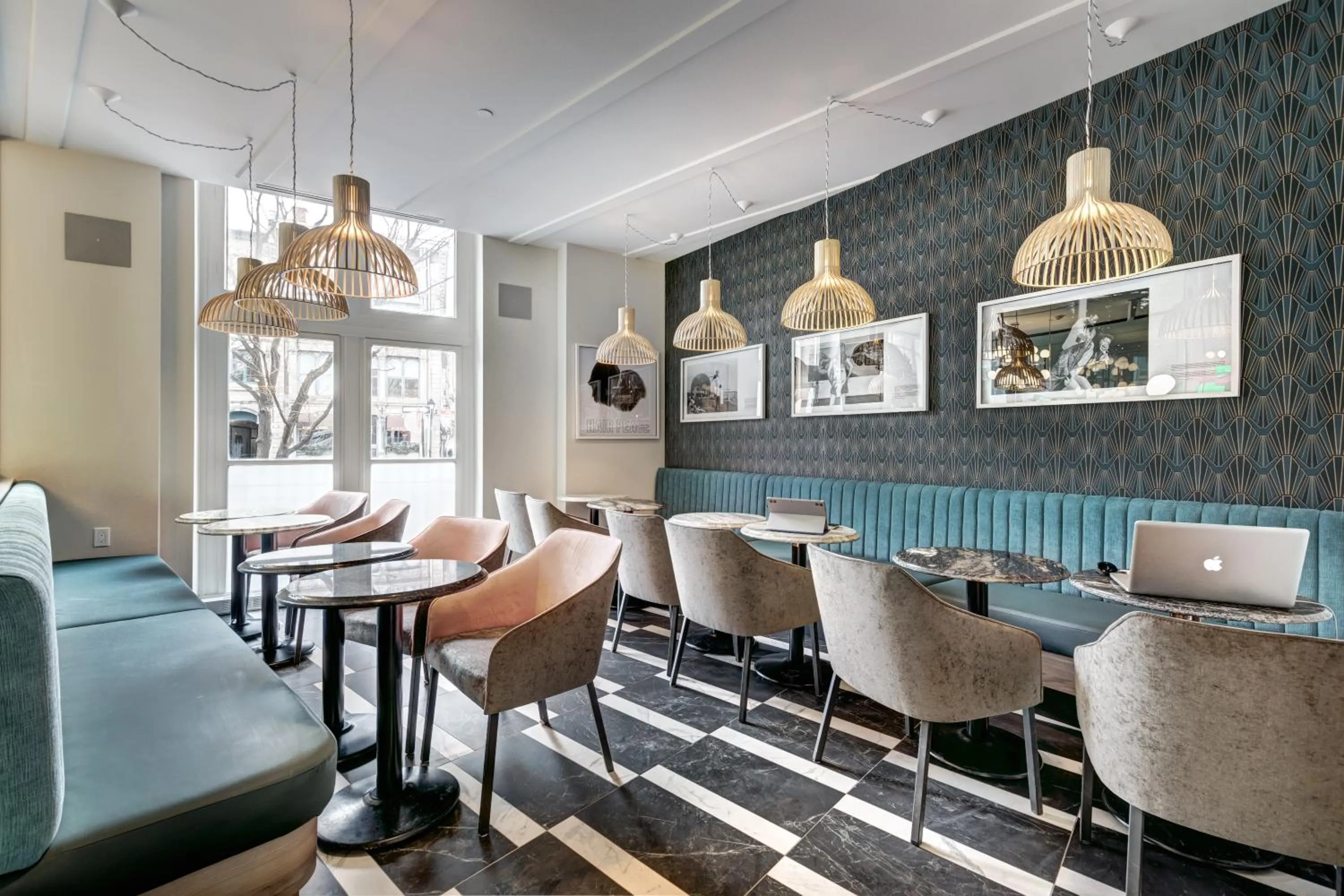 Lounge or bar in Hôtel Uville Montréal