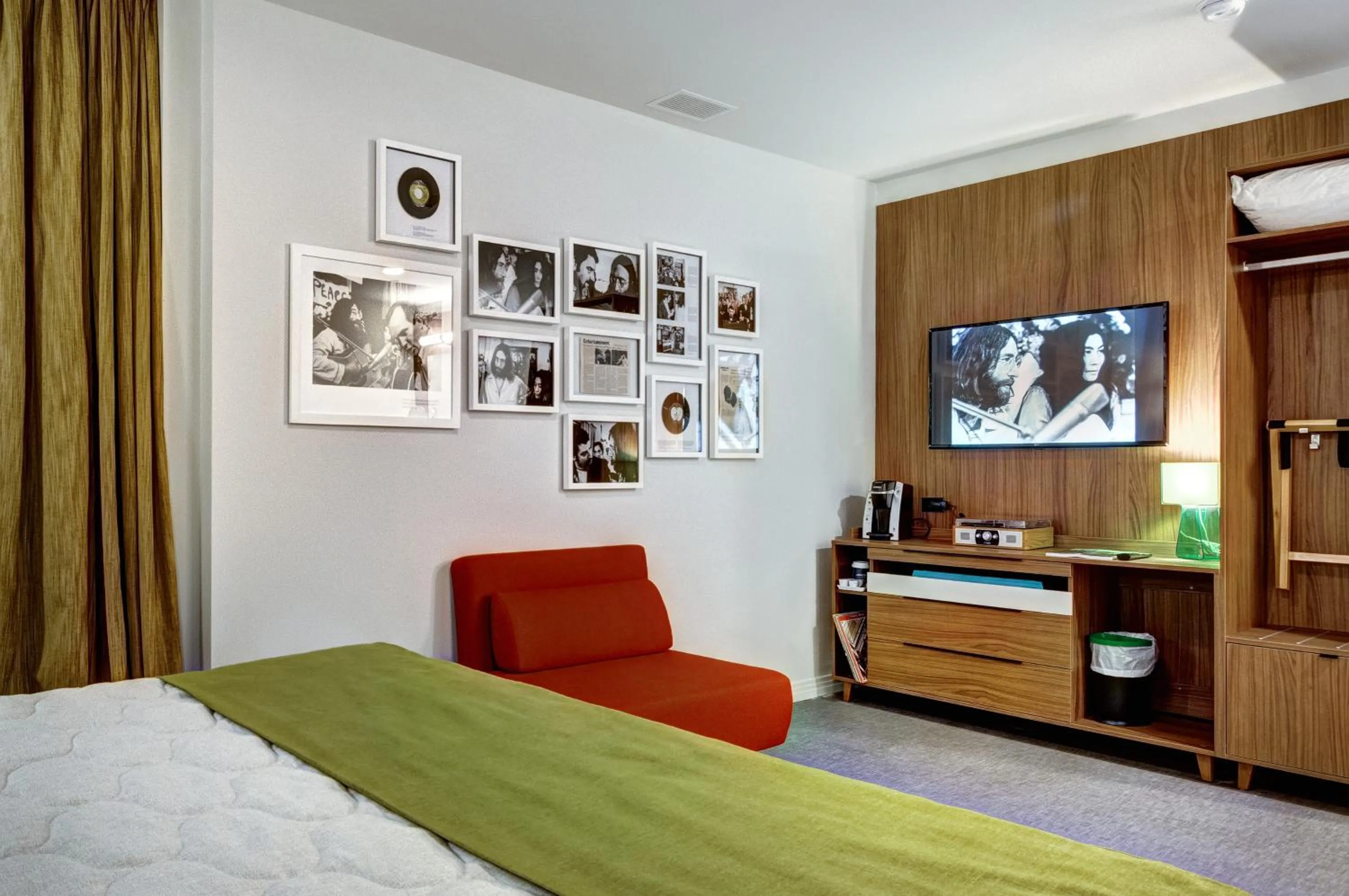 TV and multimedia, Bed in Hôtel Uville Montréal