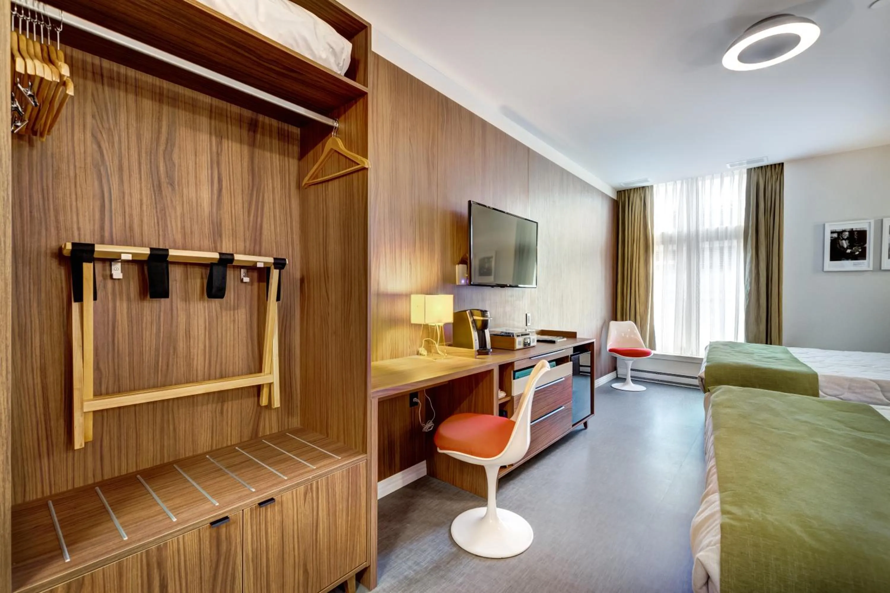 TV and multimedia, Bed in Hôtel Uville Montréal